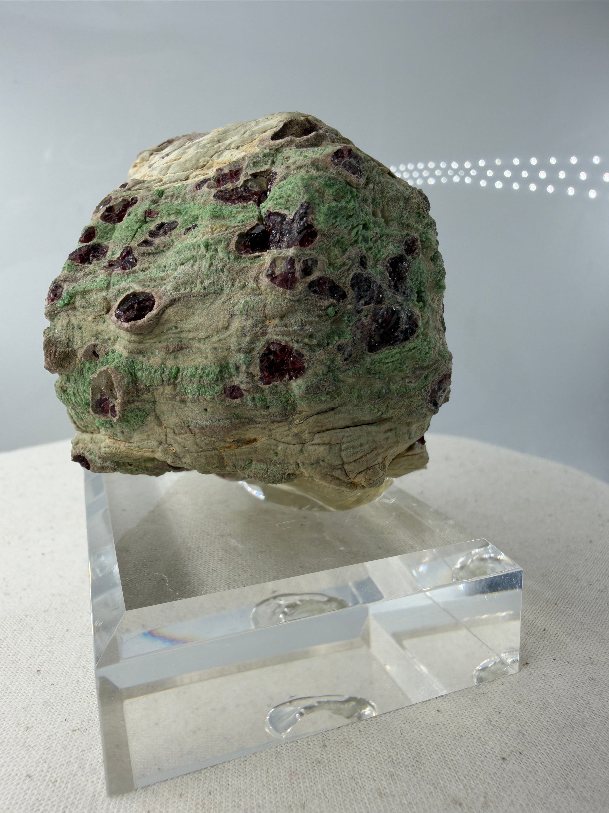 Kontrastreiches Cluster aus rotem Pyrop und grünem Chromdiopsid aus der Wanzenau, Österreich.