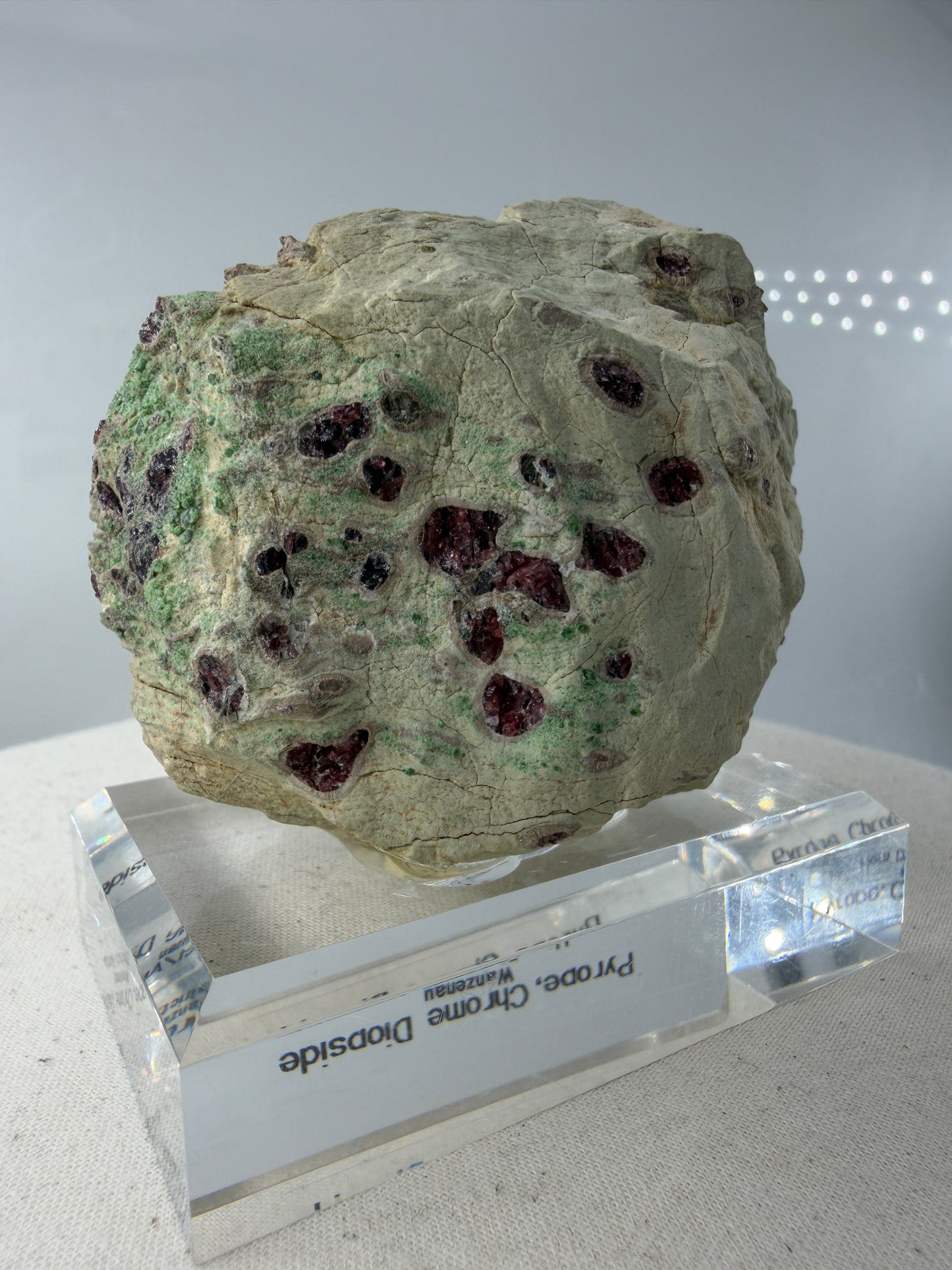 Kontrastreiches Cluster aus rotem Pyrop und grünem Chromdiopsid aus der Wanzenau, Österreich.