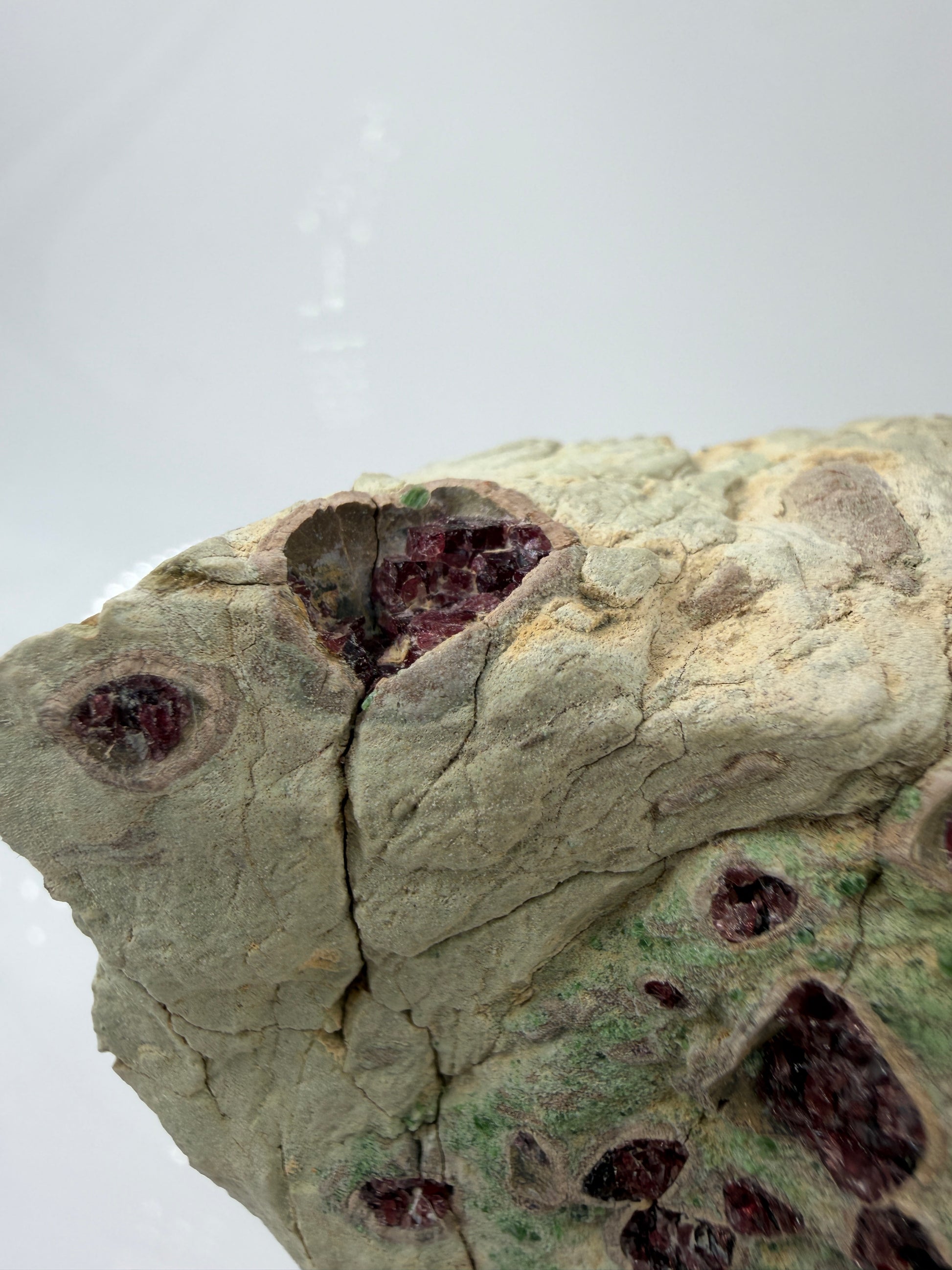 Kontrastreiches Cluster aus rotem Pyrop und grünem Chromdiopsid aus der Wanzenau, Österreich.