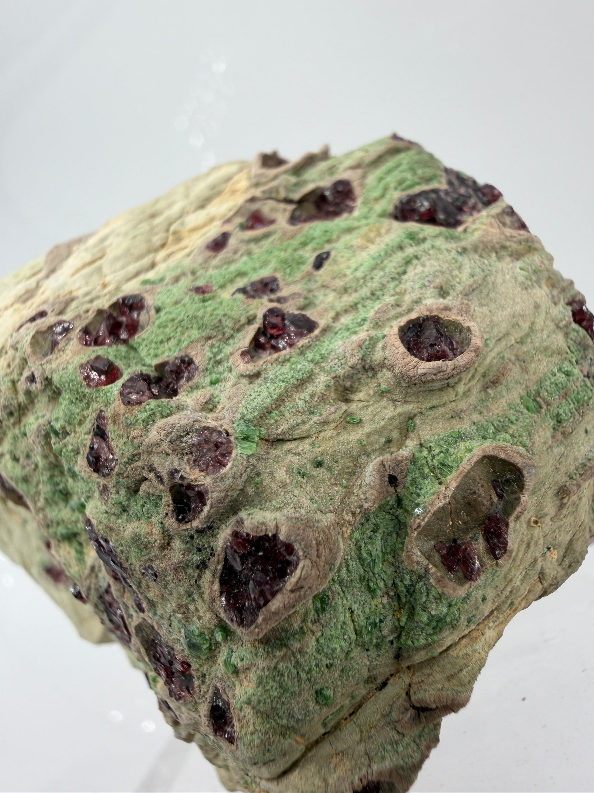 Kontrastreiches Cluster aus rotem Pyrop und grünem Chromdiopsid aus der Wanzenau, Österreich.