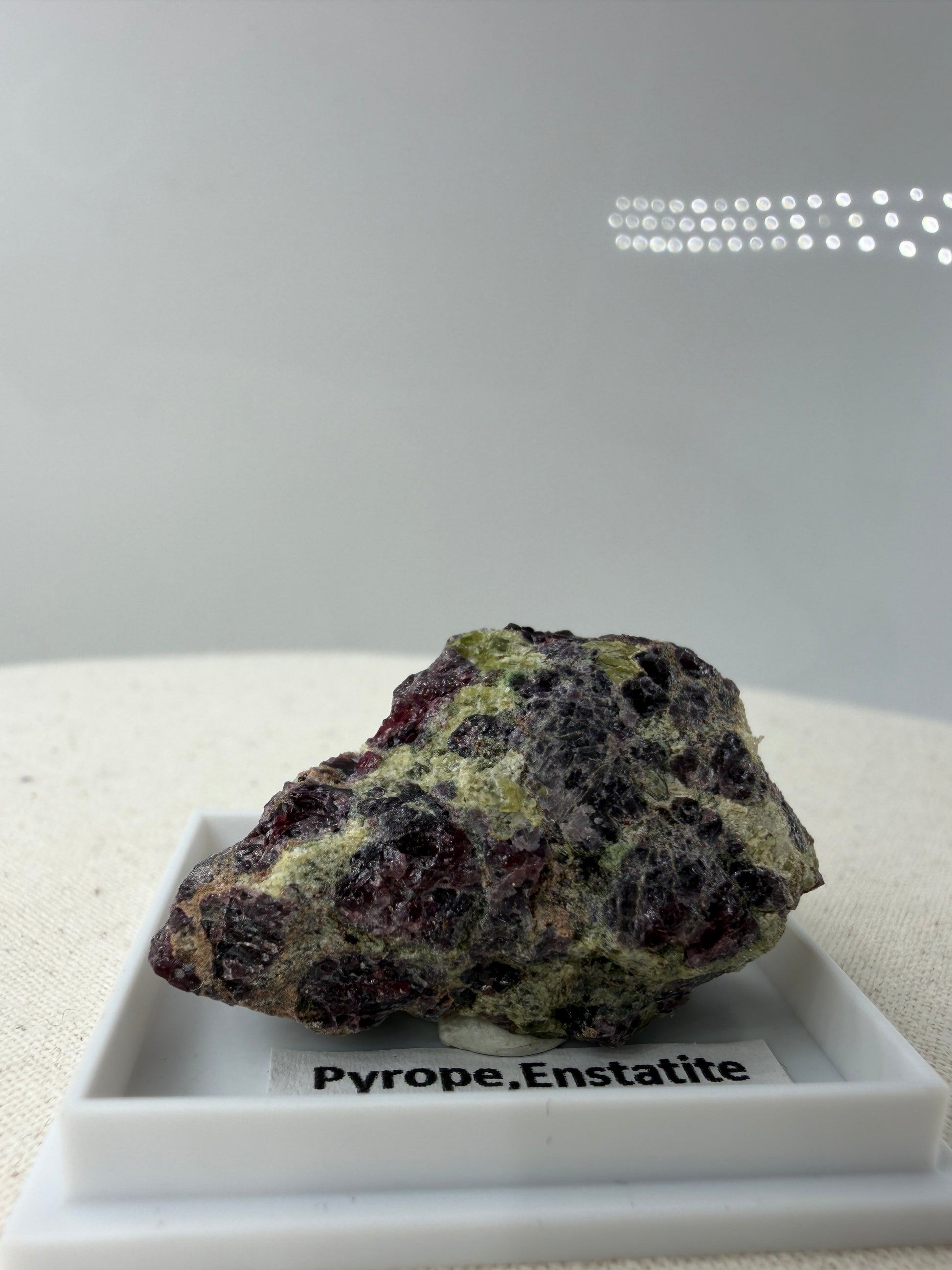 Mineral-Cluster aus Pyrop-Granat und Enstatit aus der Wanzenau, Österreich, in charakteristischer Matrix.