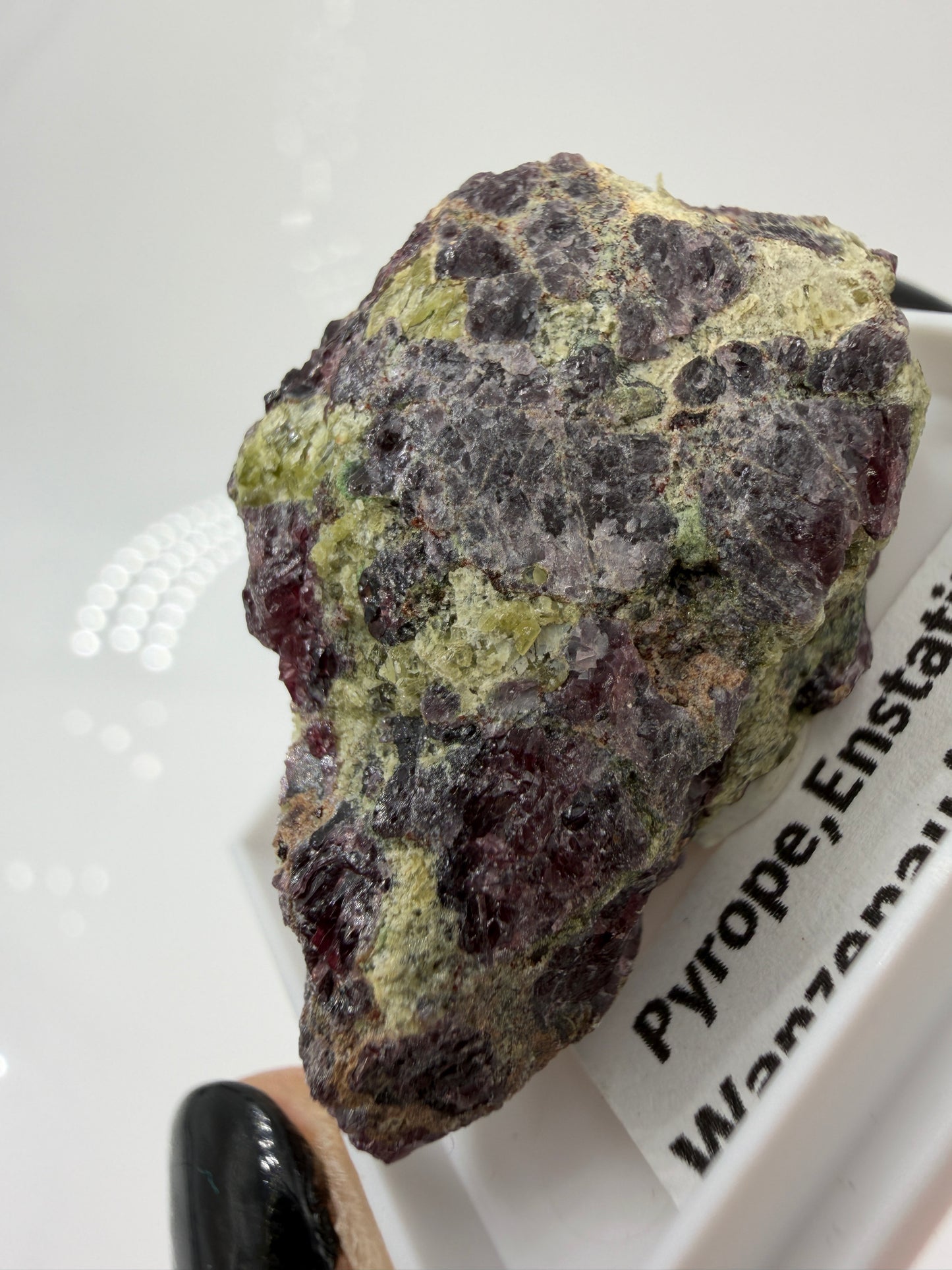 Mineral-Cluster aus Pyrop-Granat und Enstatit aus der Wanzenau, Österreich, in charakteristischer Matrix.