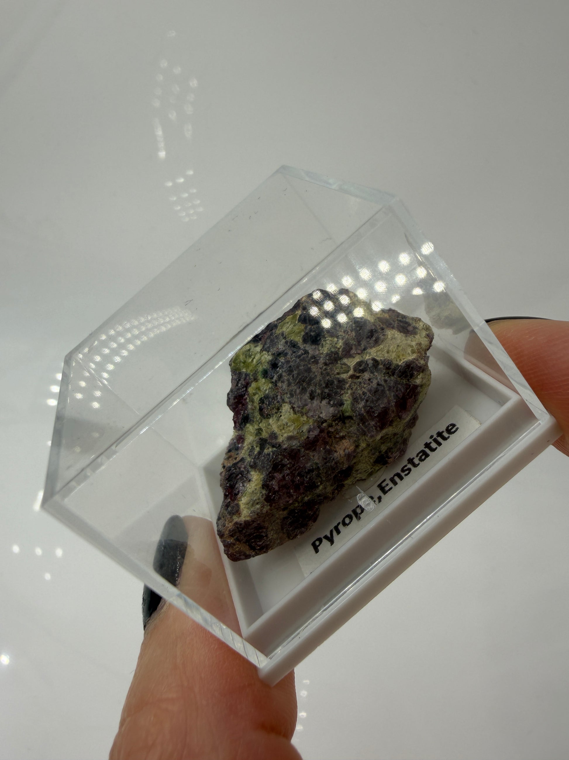 Mineral-Cluster aus Pyrop-Granat und Enstatit aus der Wanzenau, Österreich, in charakteristischer Matrix.