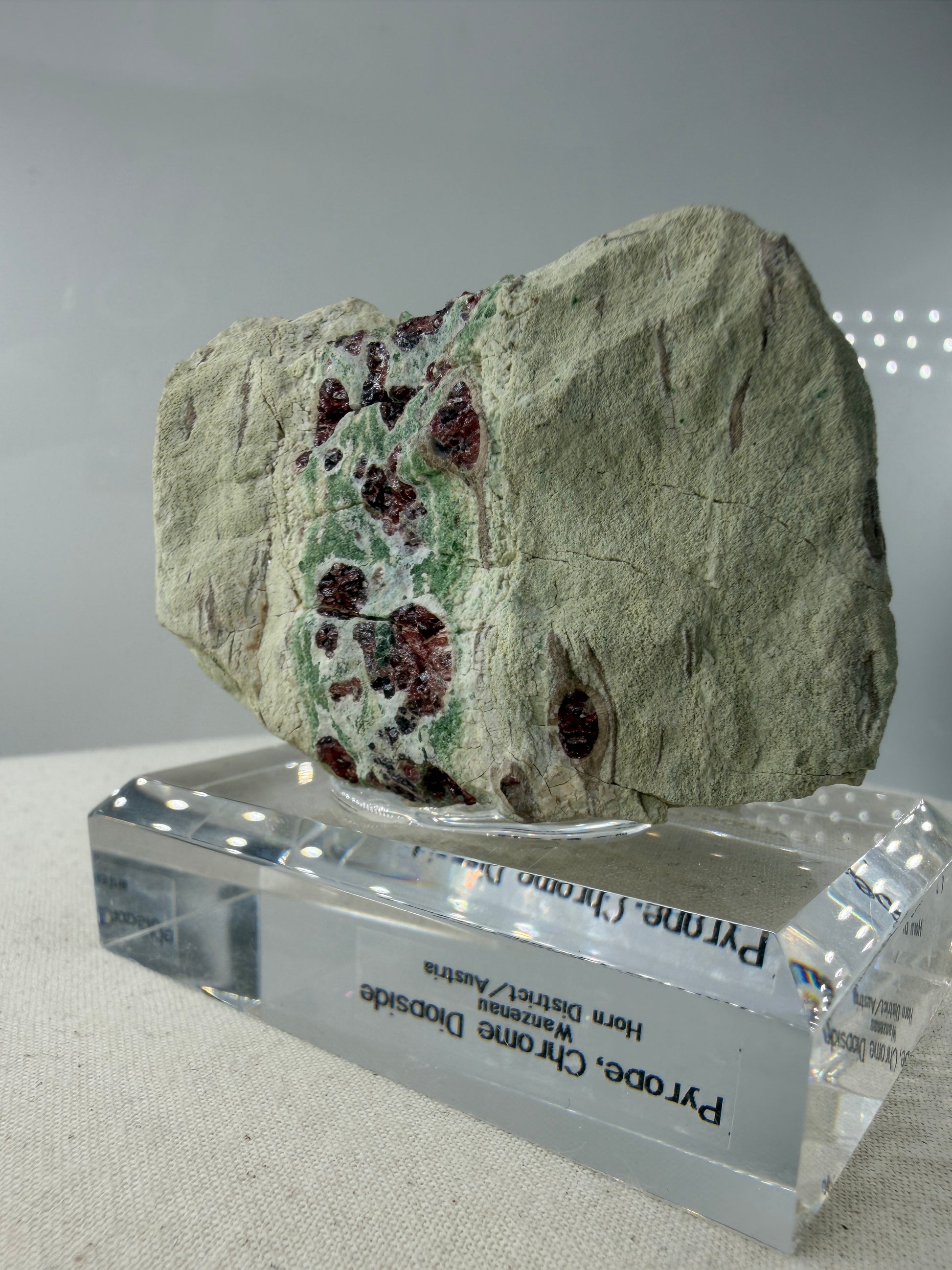 Kontrastreiches Cluster aus rotem Pyrop und grünem Chromdiopsid aus der Wanzenau, Österreich.