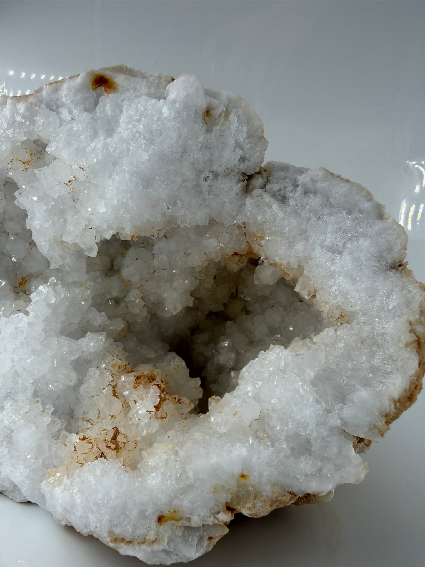 Detailansicht der Quarz-Kristallflächen mit ausgeprägtem Glasglanz und scharfen Kanten.