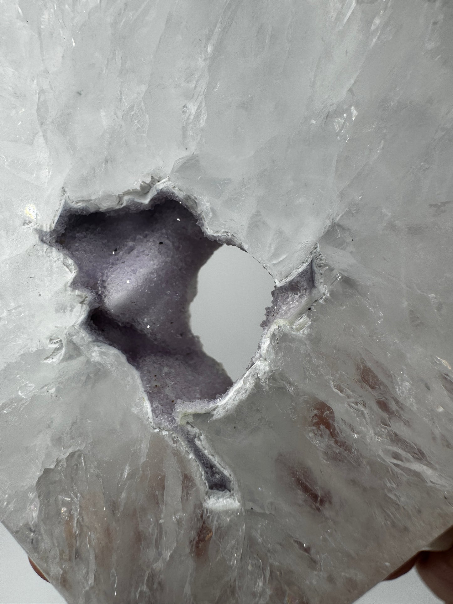 Großformatiges herzförmiges Carving aus milchigem Quarz und gebändertem Achat mit kleiner lila Druse.