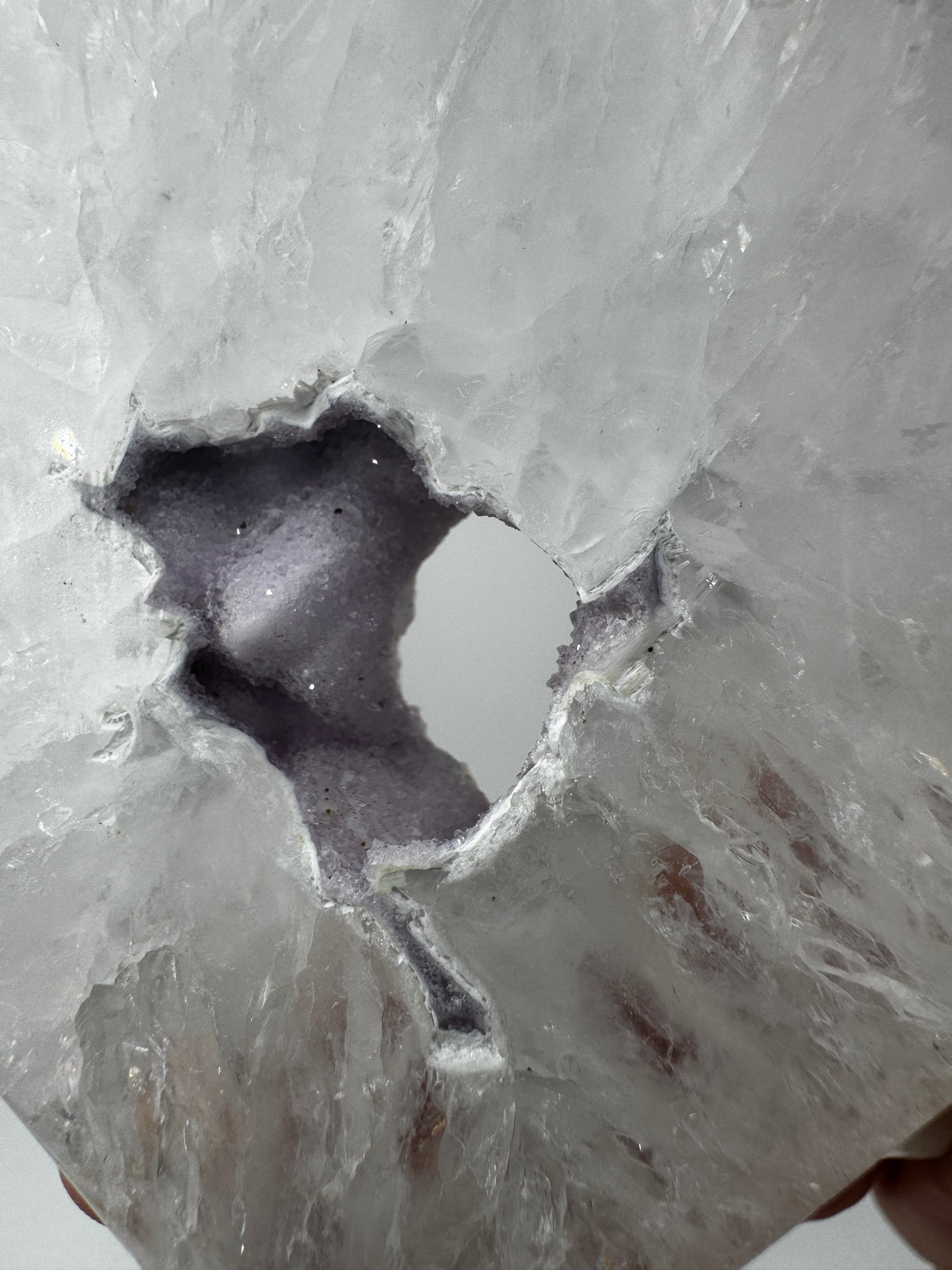 Großformatiges herzförmiges Carving aus milchigem Quarz und gebändertem Achat mit kleiner lila Druse.