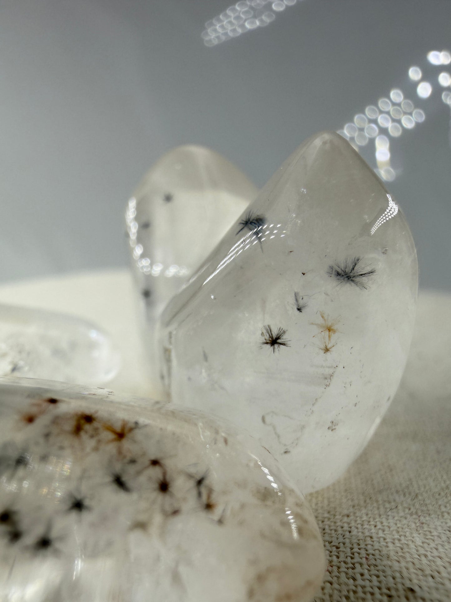 Hollandit mit Quarz: schwarze, nadelförmige Hollandit-Einschlüsse in klarem bis milchigem Quarz, geschliffen, ca. 1,5–3 cm – Qualität AA 