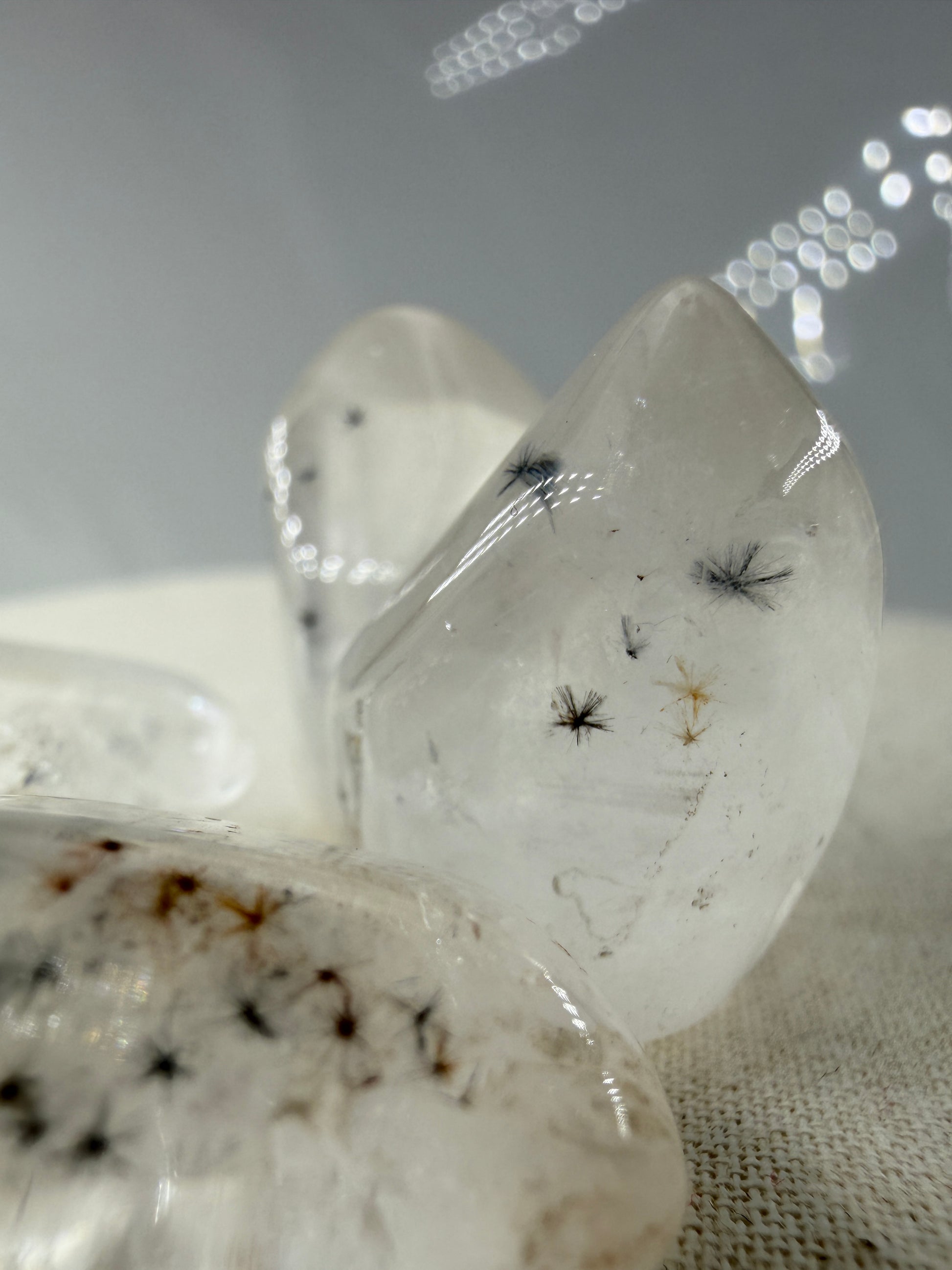 Hollandit mit Quarz: schwarze, nadelförmige Hollandit-Einschlüsse in klarem bis milchigem Quarz, geschliffen, ca. 1,5–3 cm – Qualität AA 