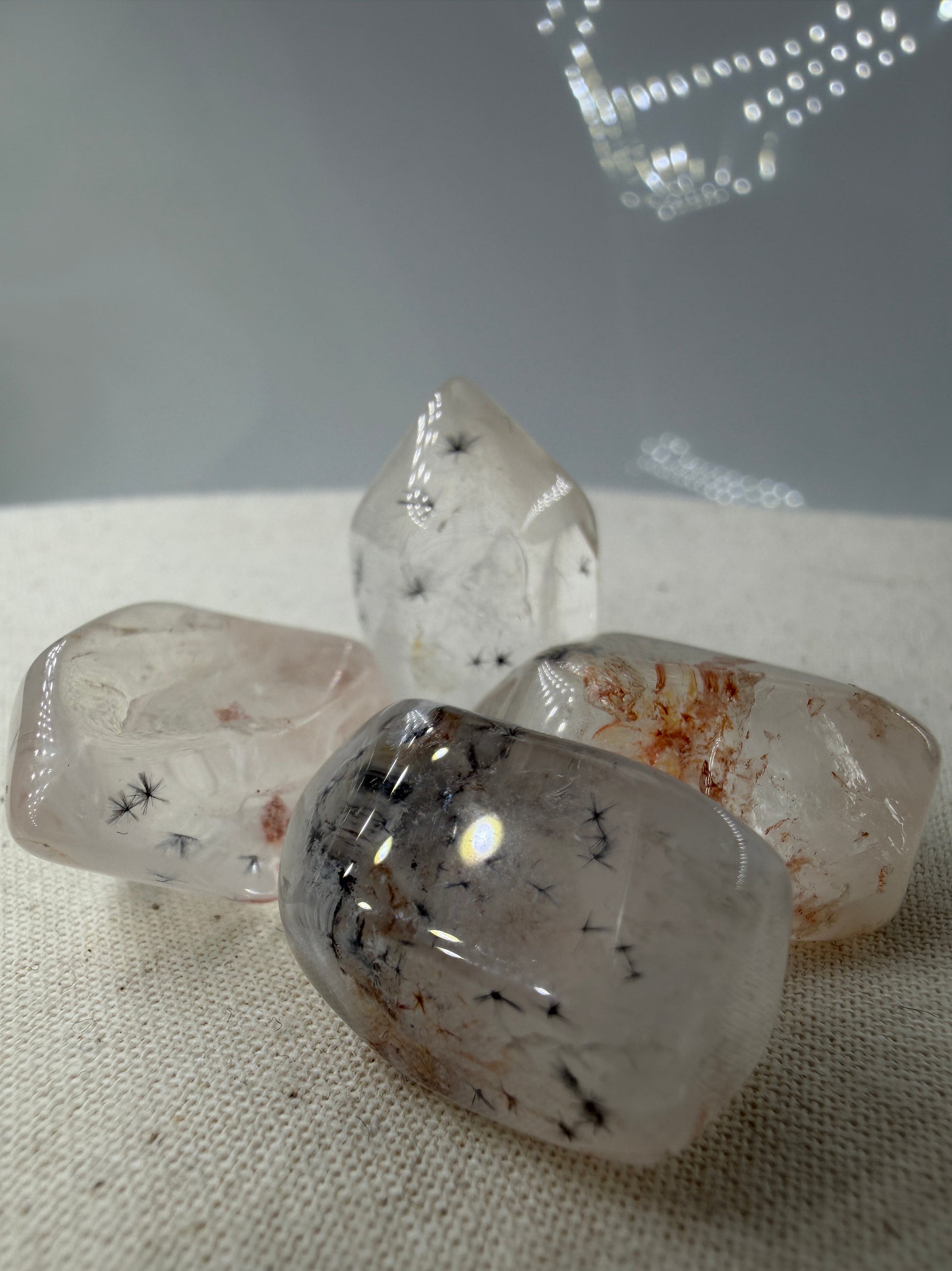 Hollandit mit Quarz: schwarze, nadelförmige Hollandit-Einschlüsse in klarem bis milchigem Quarz, geschliffen, ca. 1,5–3 cm – Qualität B