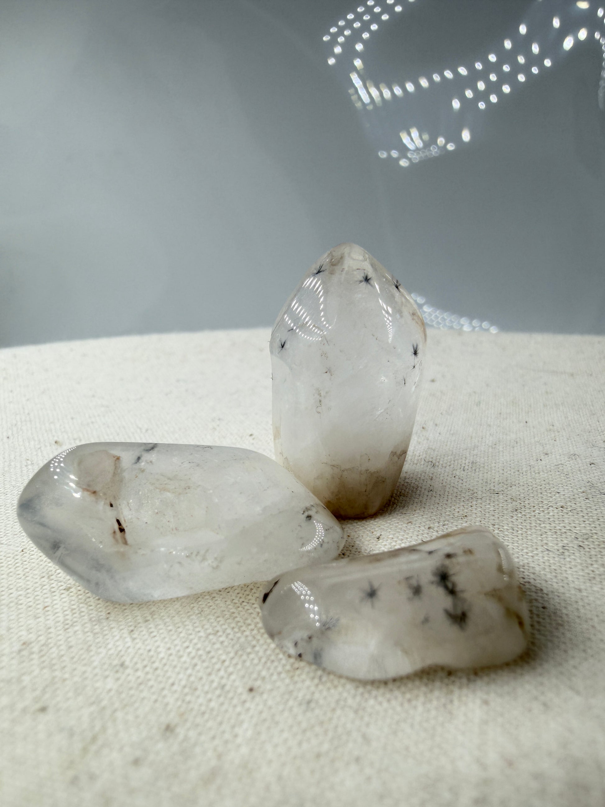 Hollandit mit Quarz: schwarze, nadelförmige Hollandit-Einschlüsse in klarem bis milchigem Quarz, geschliffen, ca. 1,5–3 cm – Qualität  C