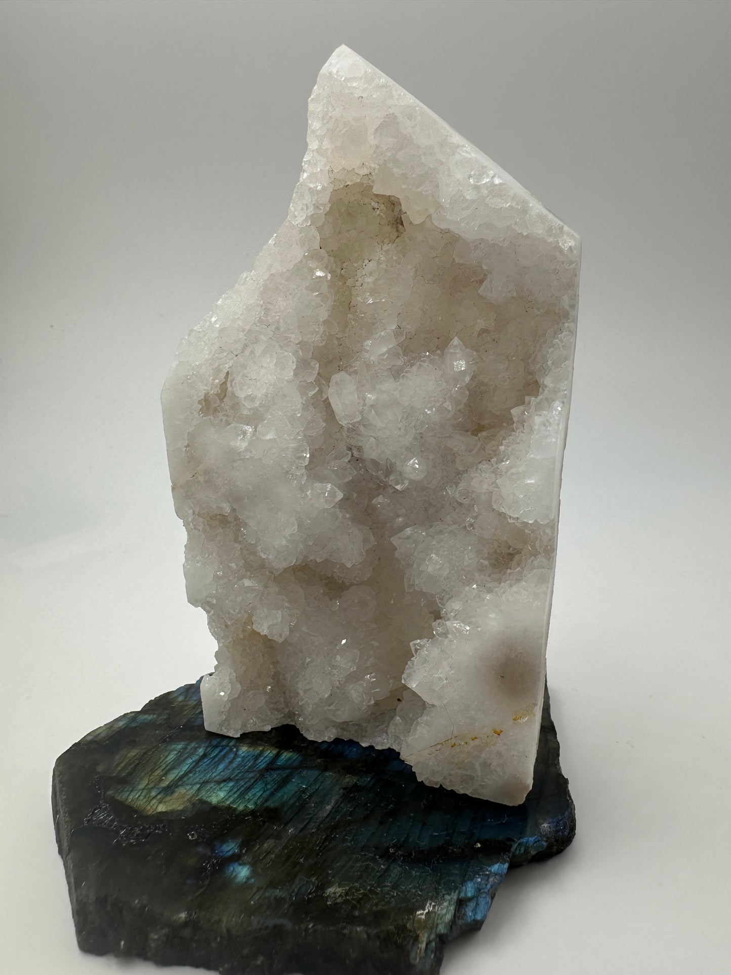 Halb geschliffene Quarzdruse QT25, 12 × 6,3 × 2,5 cm, Bergkristall mit natürlicher und polierter Seite