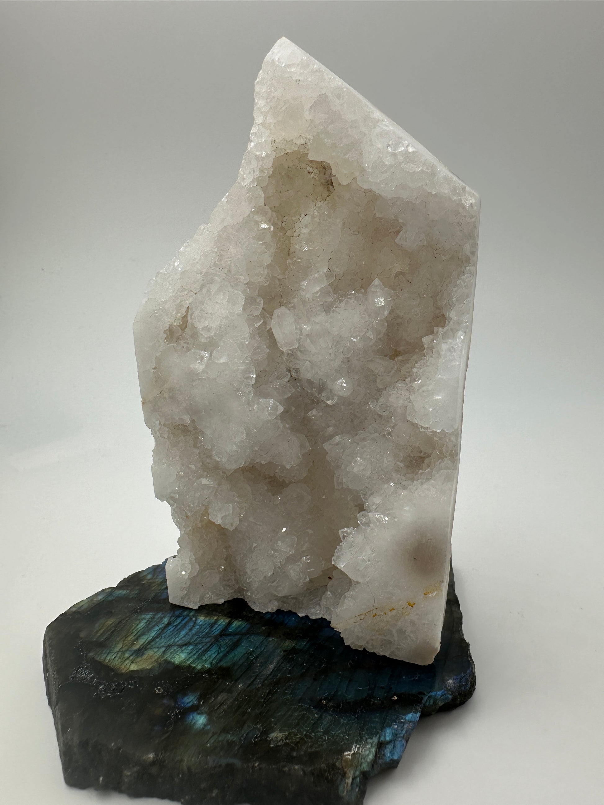Halb geschliffene Quarzdruse QT25, 12 × 6,3 × 2,5 cm, Bergkristall mit natürlicher und polierter Seite