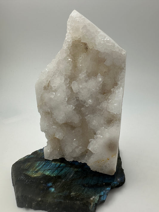 Halb geschliffene Quarzdruse QT25, 12 × 6,3 × 2,5 cm, Bergkristall mit natürlicher und polierter Seite