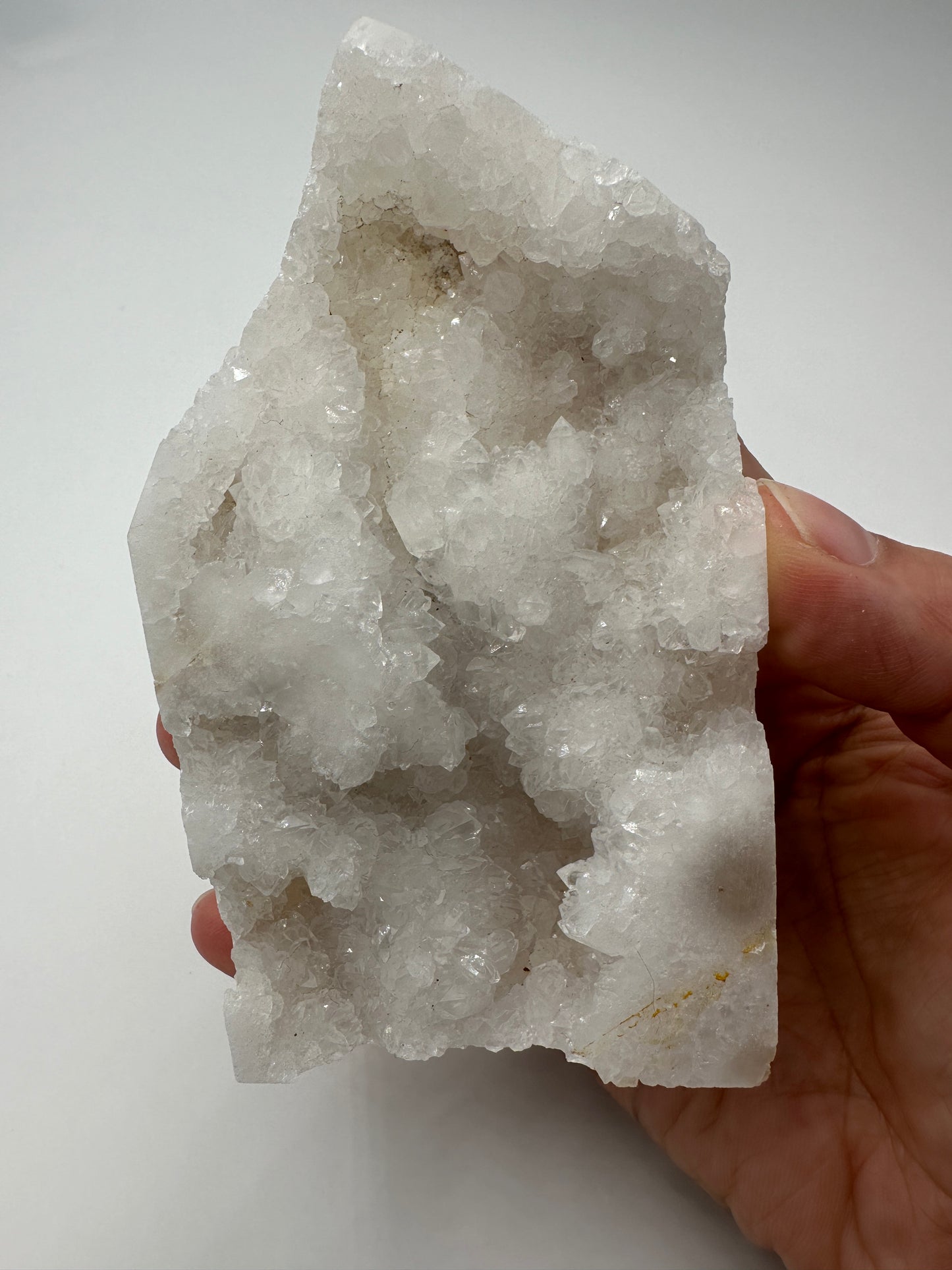 Halb geschliffene Quarzdruse QT25, 12 × 6,3 × 2,5 cm, Bergkristall mit natürlicher und polierter Seite