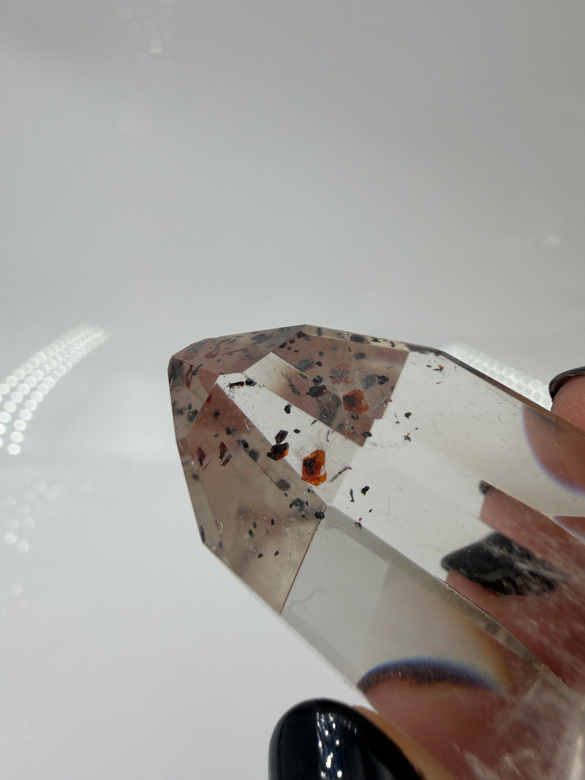 Quarz Spitze mit Hämatit-Plättchen QH12, 3,5 cm Höhe, mit silbrig glänzenden Hämatit-Einschlüssen im transparenten Quarz.