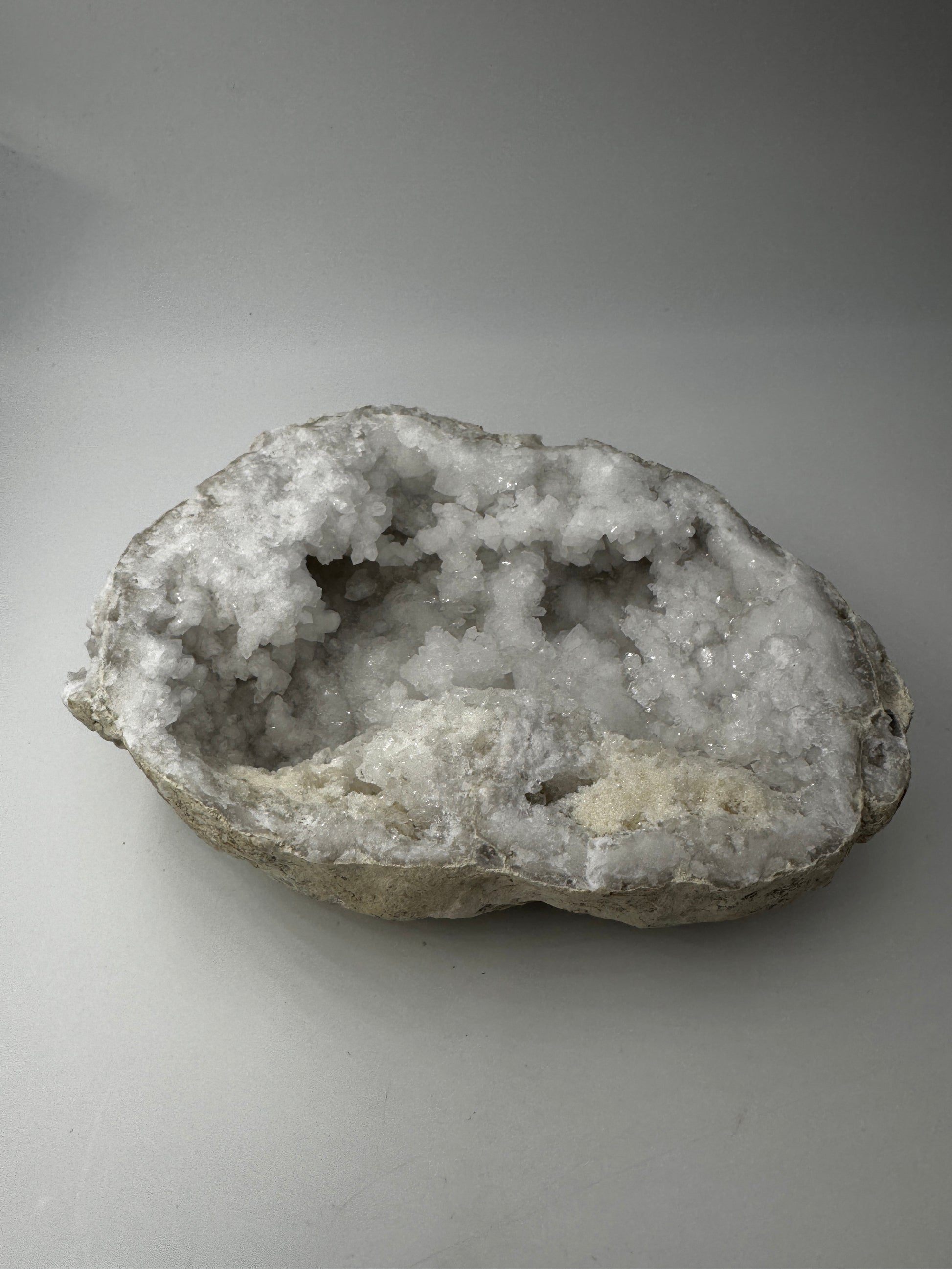 Quarzgeode QG29, 16×11 cm – natürliche Druse mit funkelnden Bergkristallen im charakteristischen Glasglanz, geologisches Einzelstück für Mineraliensammler.