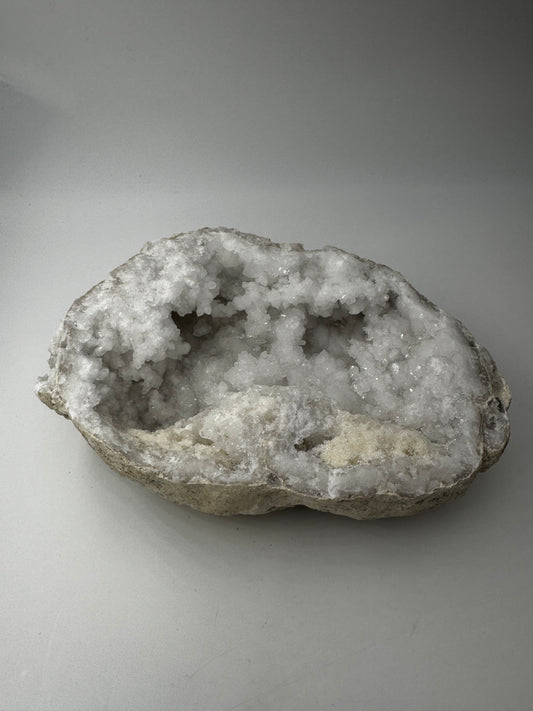 Quarzgeode QG29, 16×11 cm – natürliche Druse mit funkelnden Bergkristallen im charakteristischen Glasglanz, geologisches Einzelstück für Mineraliensammler.