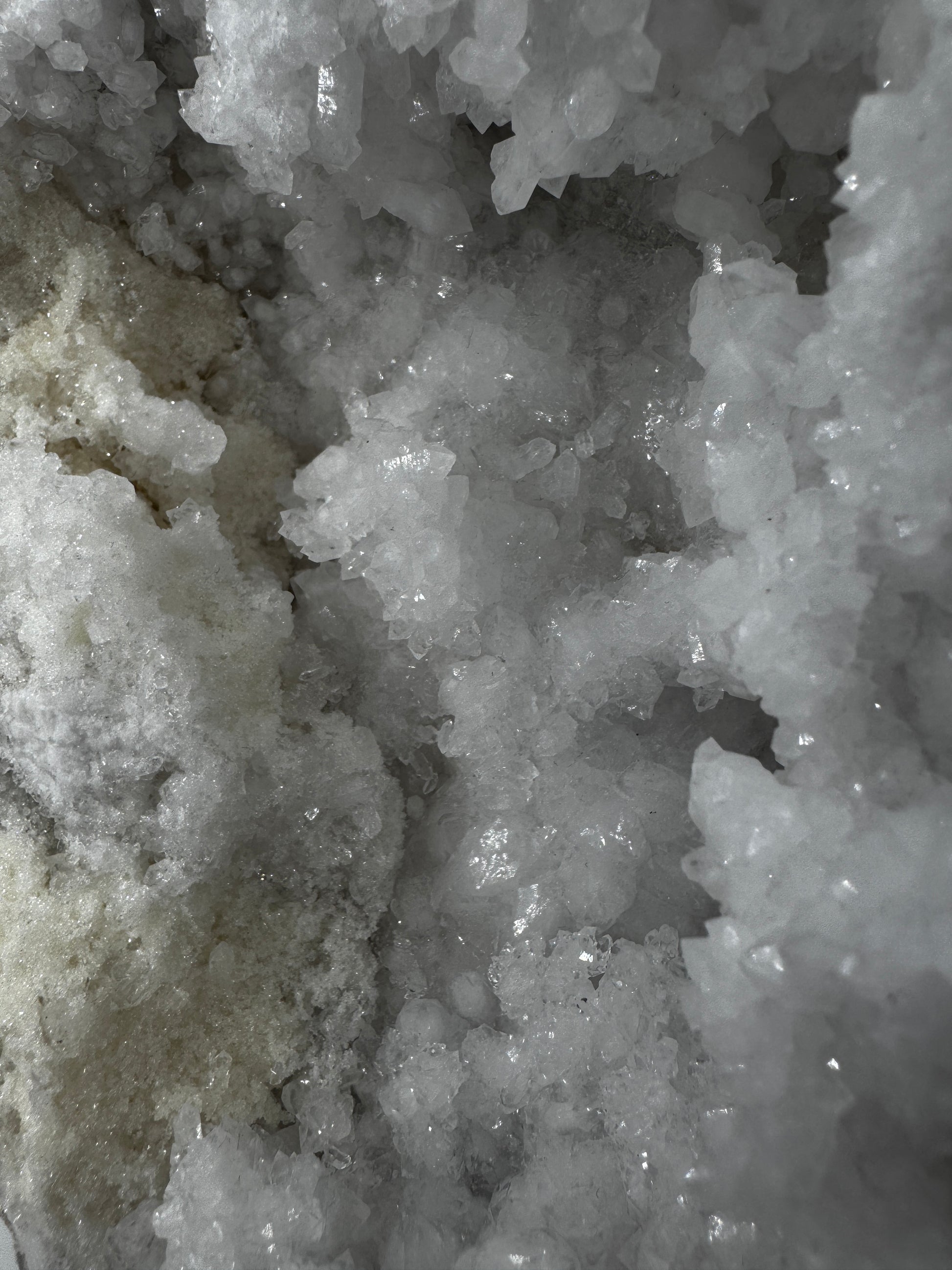 Quarzgeode QG29, 16×11 cm – natürliche Druse mit funkelnden Bergkristallen im charakteristischen Glasglanz, geologisches Einzelstück für Mineraliensammler.