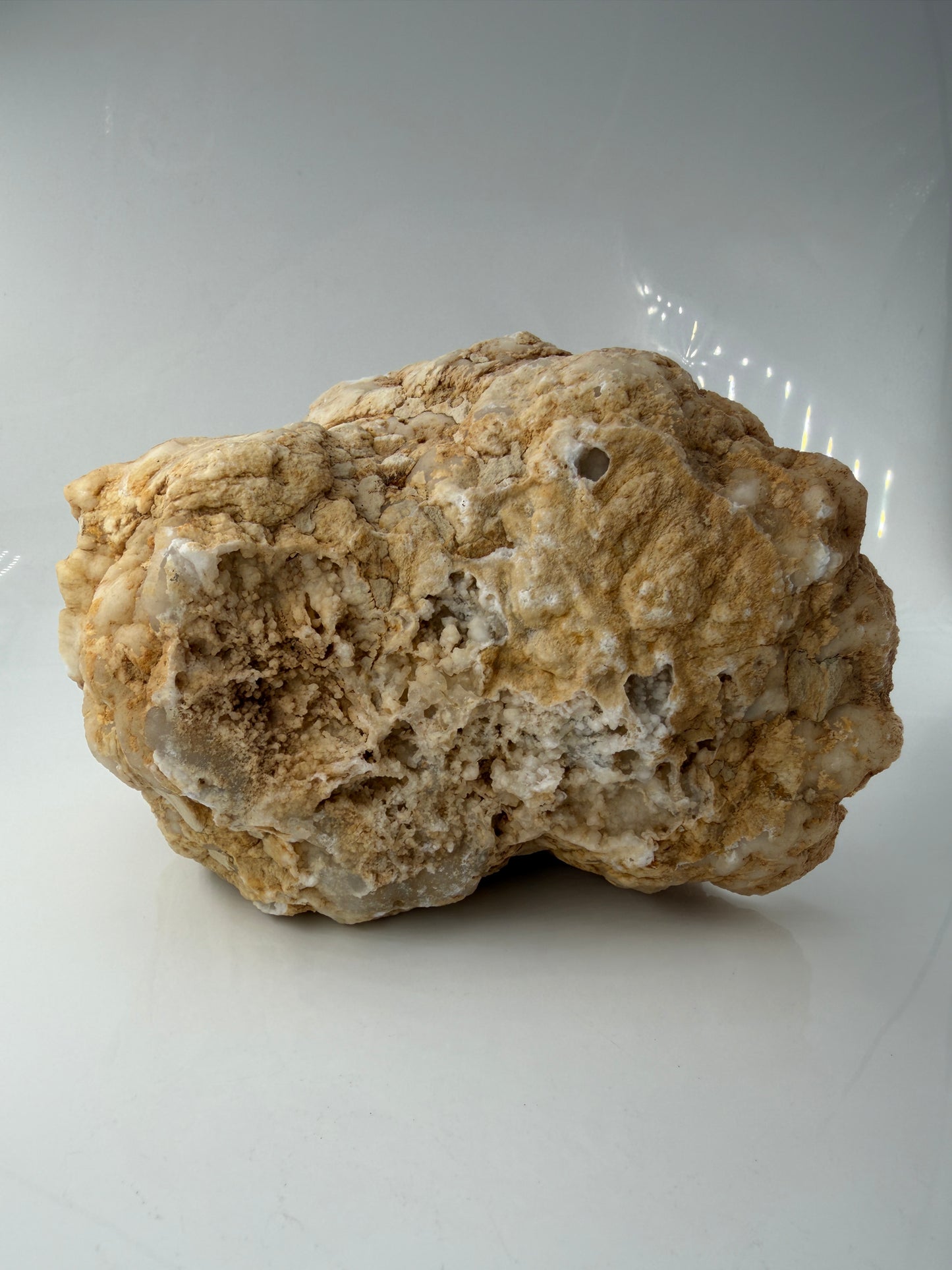 Rückansicht der Geode zur Darstellung der natürlichen, verwitterten Gesteinsmatrix.