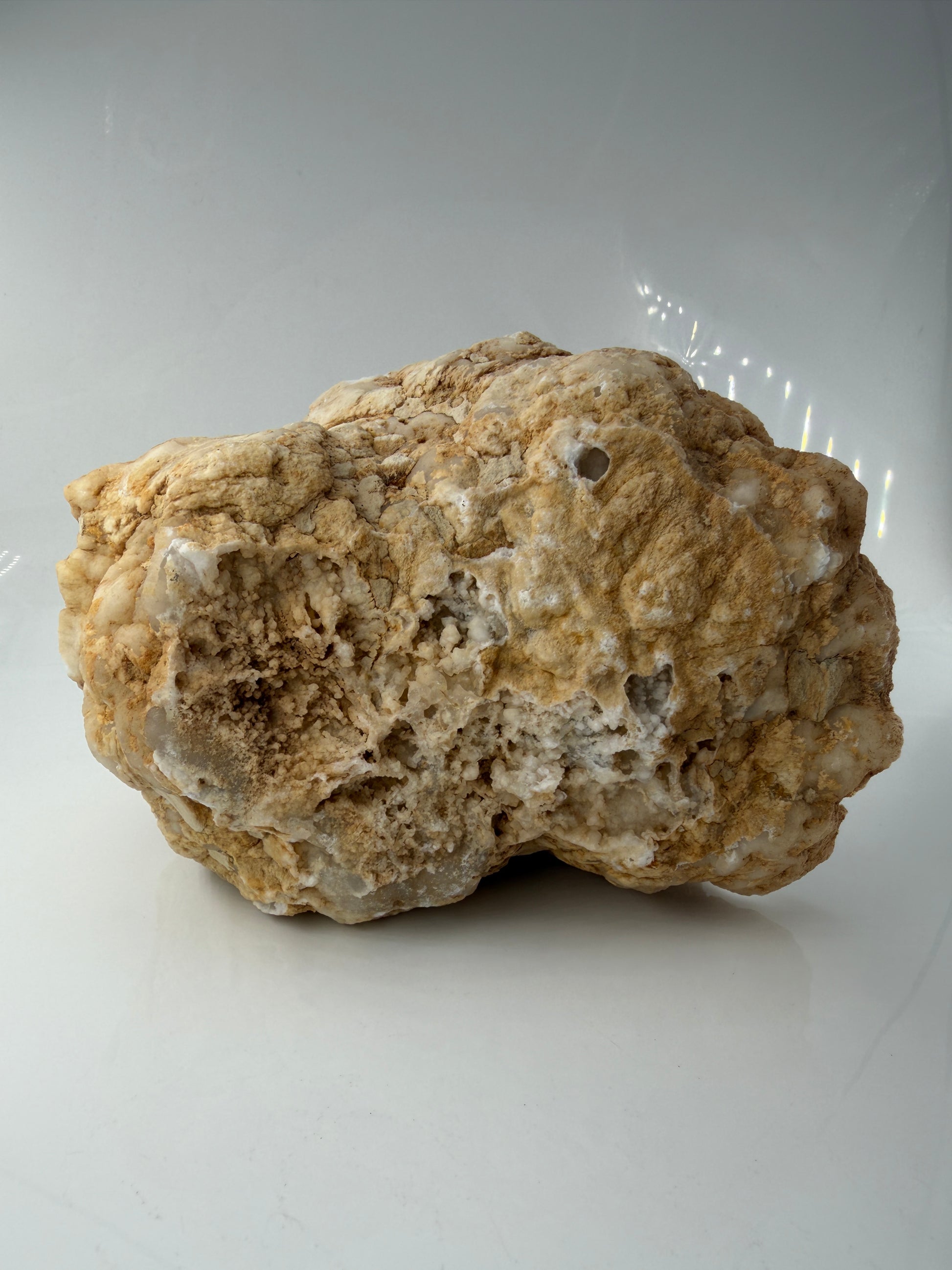 Rückansicht der Geode zur Darstellung der natürlichen, verwitterten Gesteinsmatrix.