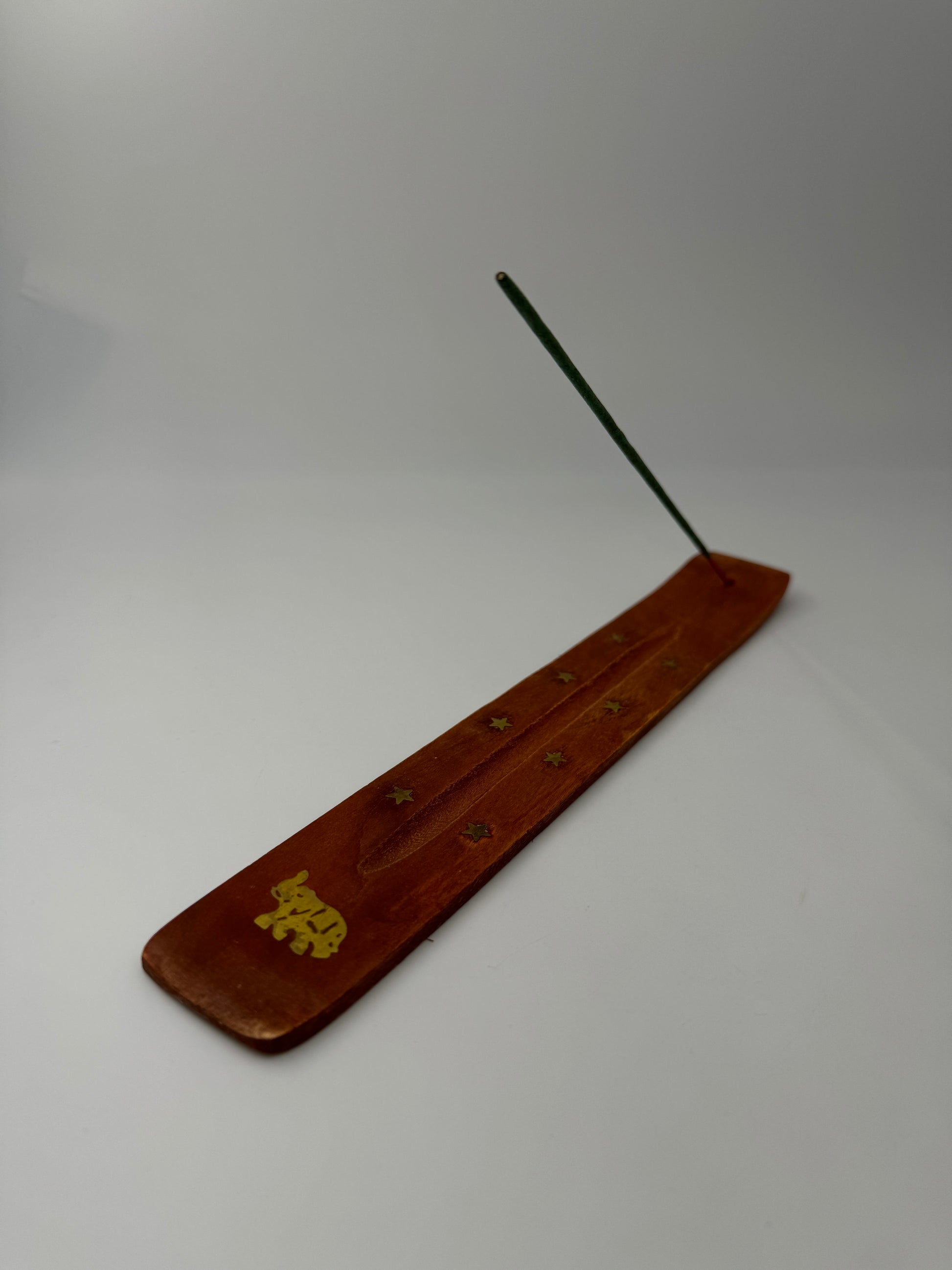 Räucherstäbchenhalter aus Holz mit Elefant-Motiv