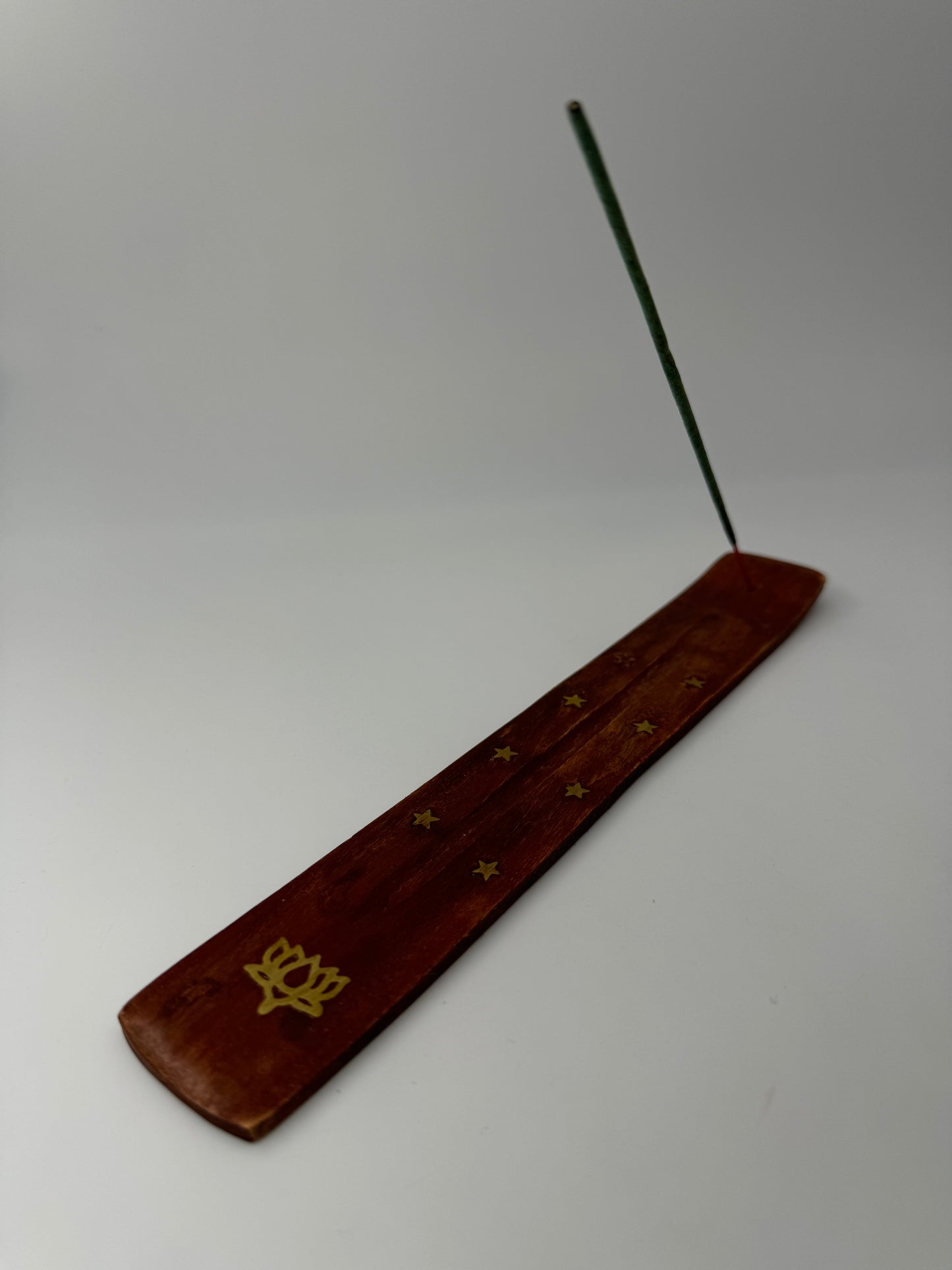 Räucherstäbchenhalter aus Holz mit Lotusblume-Motiv