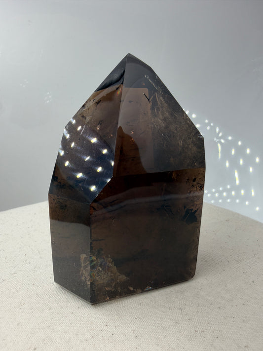 Natürliche Rauchquarz-Spitze aus Brasilien mit brauner Färbung und sichtbaren Kantenmerkmalen (B-Ware).