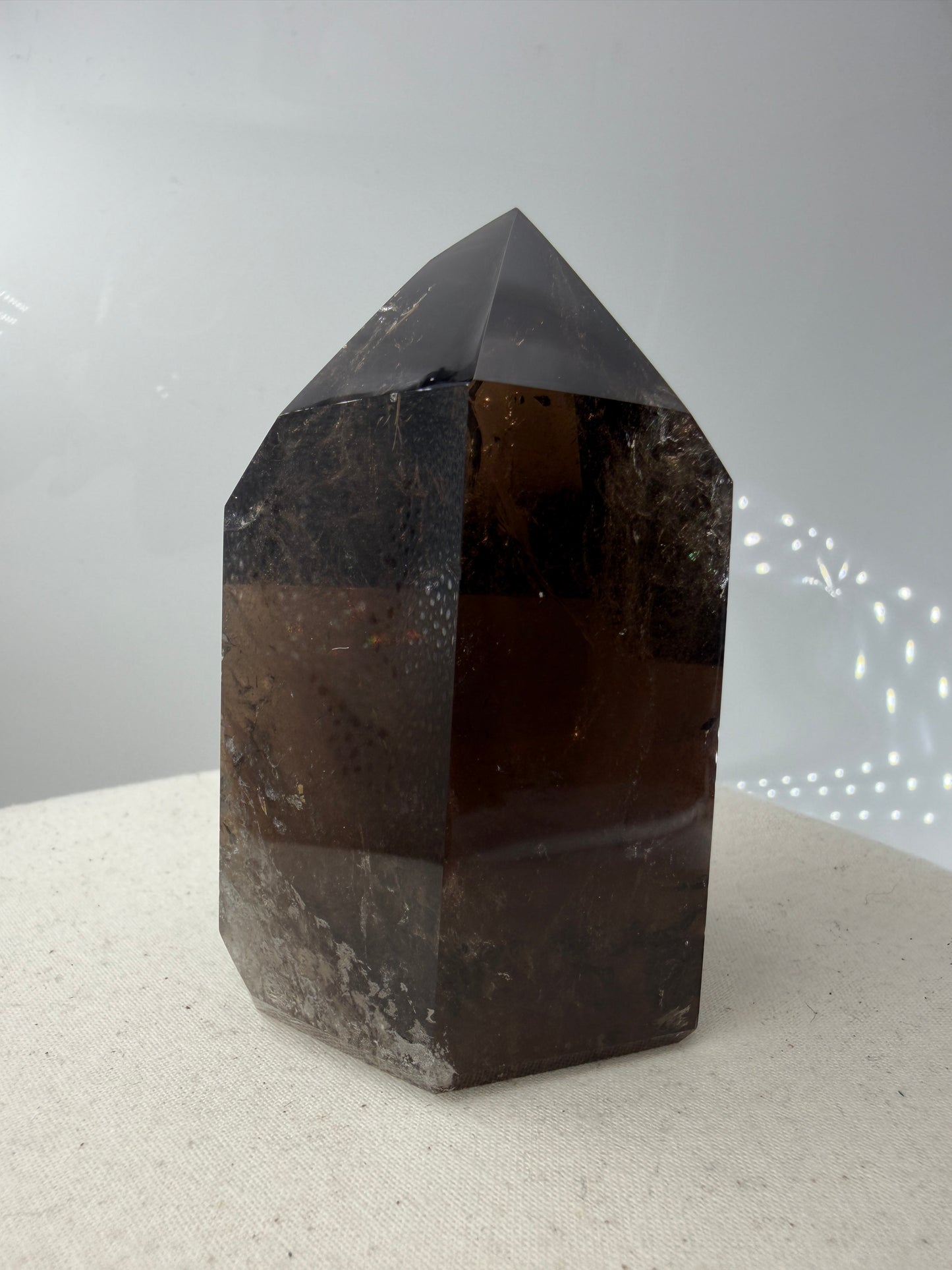 Natürliche Rauchquarz-Spitze aus Brasilien mit brauner Färbung und sichtbaren Kantenmerkmalen (B-Ware).