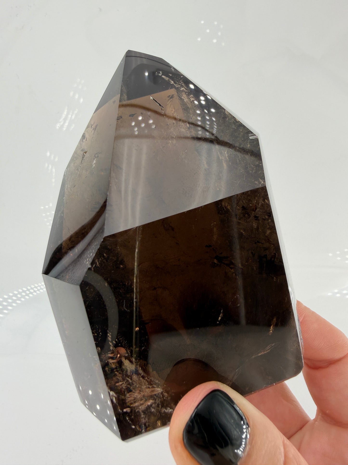 Natürliche Rauchquarz-Spitze aus Brasilien mit brauner Färbung und sichtbaren Kantenmerkmalen (B-Ware).