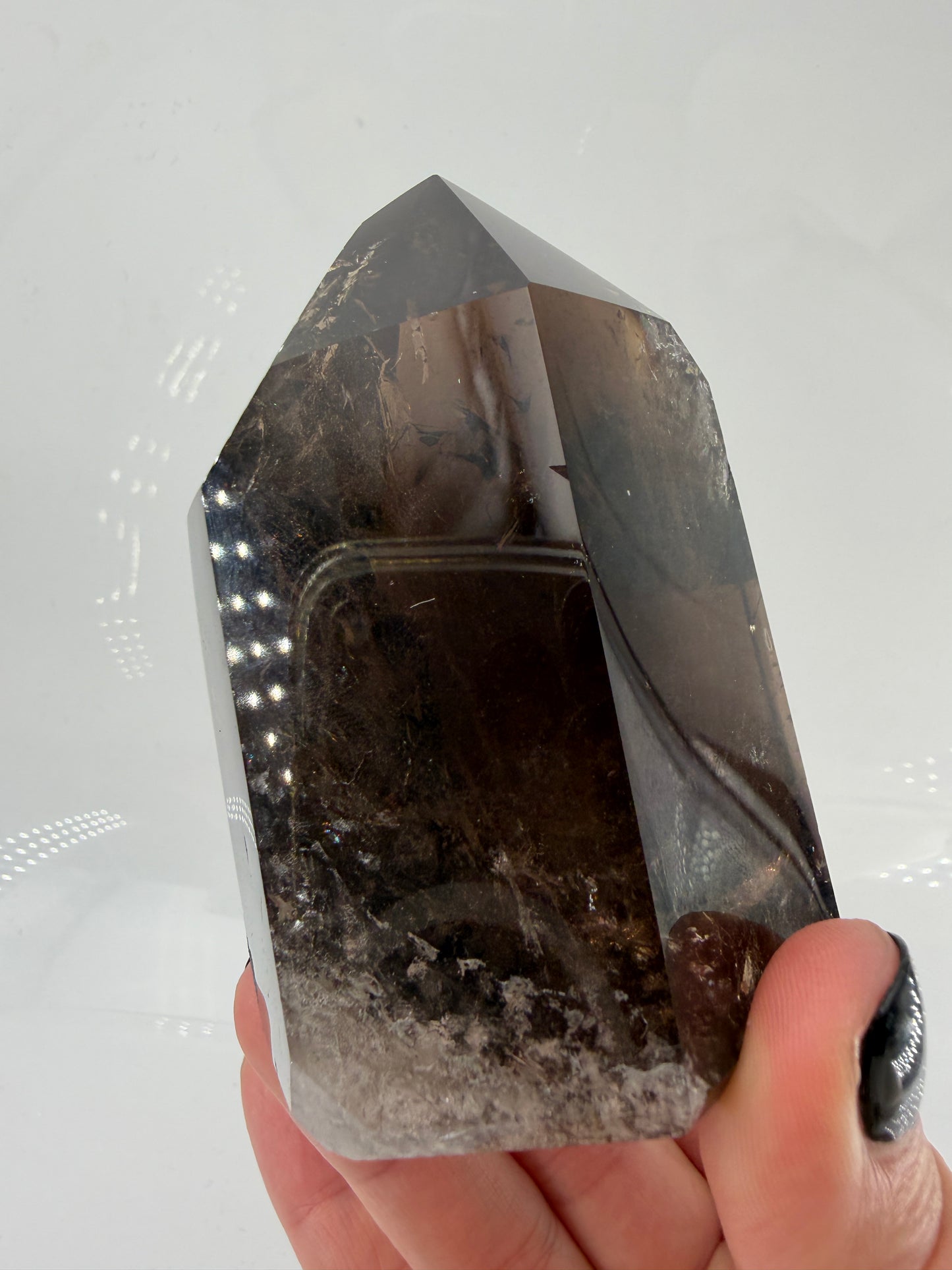 Natürliche Rauchquarz-Spitze aus Brasilien mit brauner Färbung und sichtbaren Kantenmerkmalen (B-Ware).