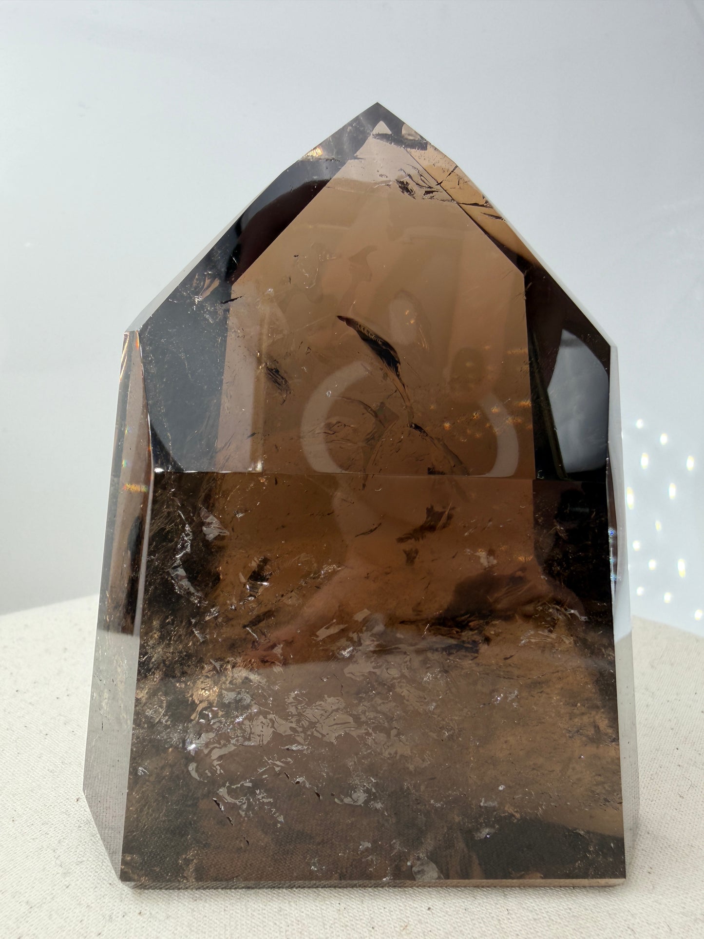 Natürliche Rauchquarz-Spitze aus Brasilien mit brauner Färbung und sichtbaren Kantenmerkmalen (B-Ware).