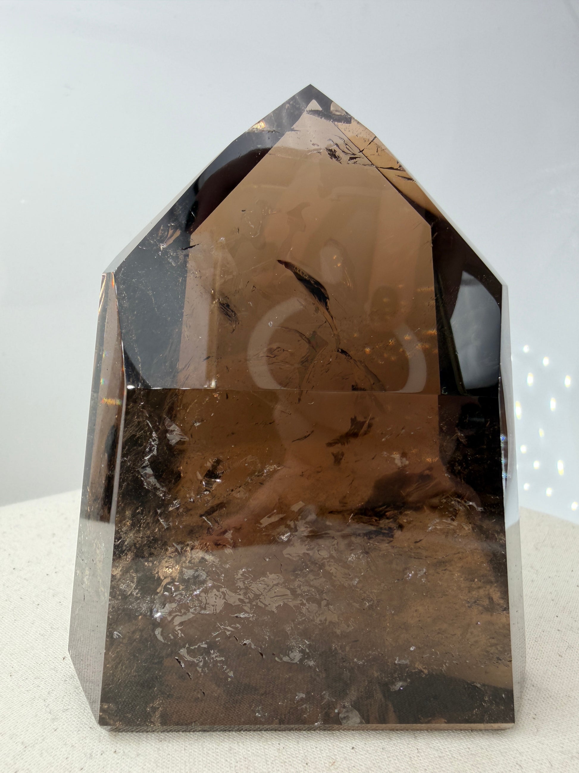 Natürliche Rauchquarz-Spitze aus Brasilien mit brauner Färbung und sichtbaren Kantenmerkmalen (B-Ware).