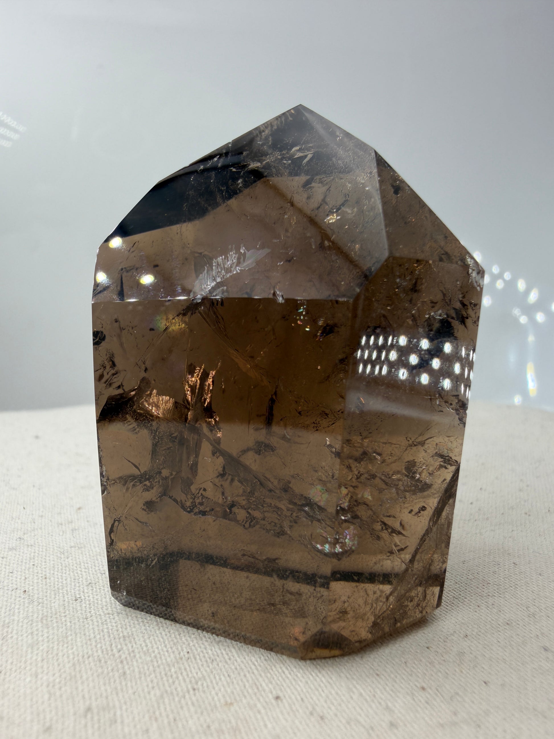 Natürliche Rauchquarz-Spitze aus Brasilien mit brauner Färbung und sichtbaren Kantenmerkmalen (B-Ware).