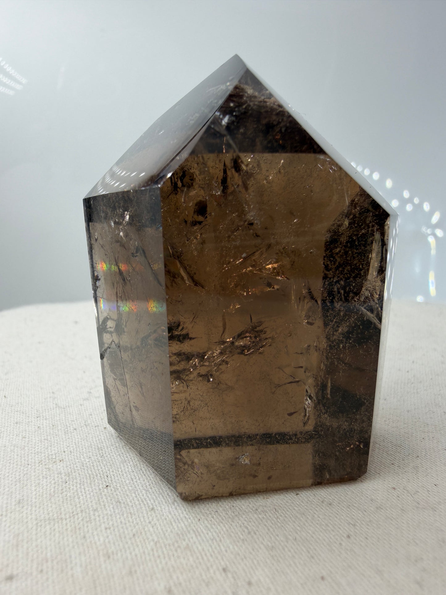 Natürliche Rauchquarz-Spitze aus Brasilien mit brauner Färbung und sichtbaren Kantenmerkmalen (B-Ware).