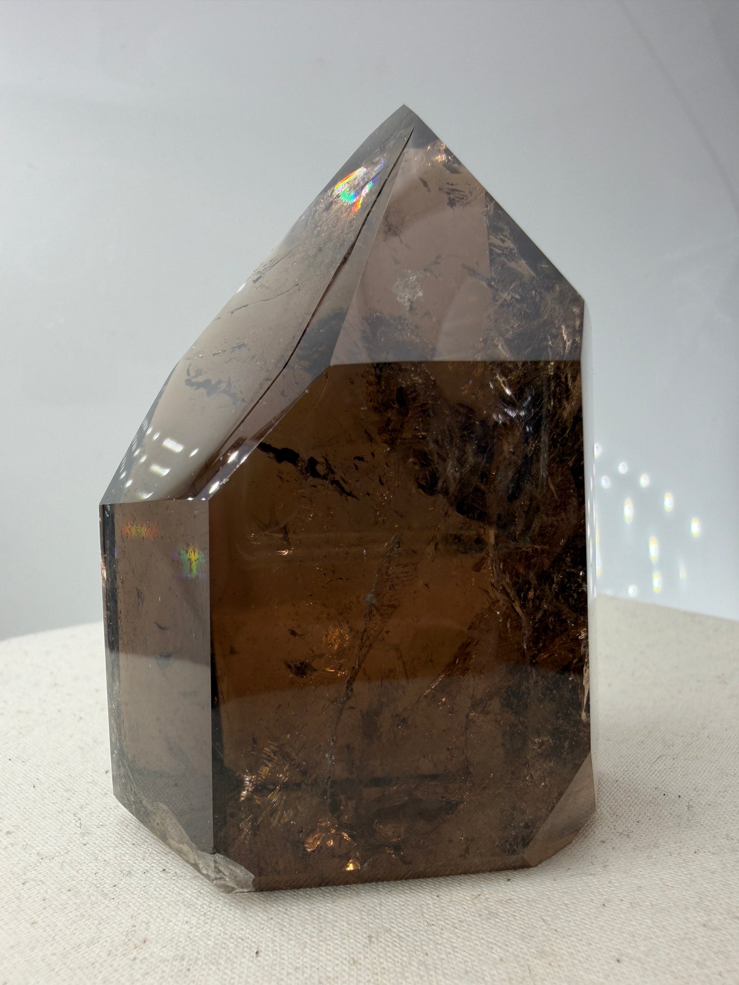 Natürliche Rauchquarz-Spitze aus Brasilien mit brauner Färbung und sichtbaren Kantenmerkmalen.