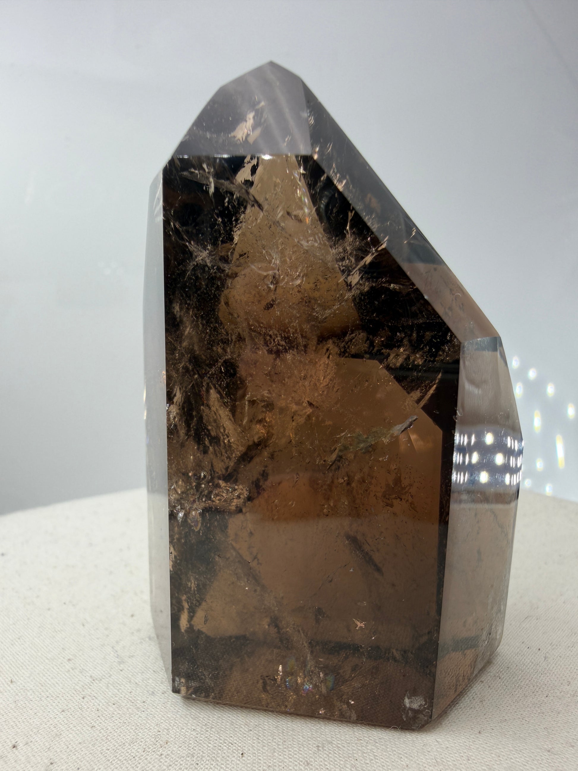 Natürliche Rauchquarz-Spitze aus Brasilien mit brauner Färbung und sichtbaren Kantenmerkmalen.