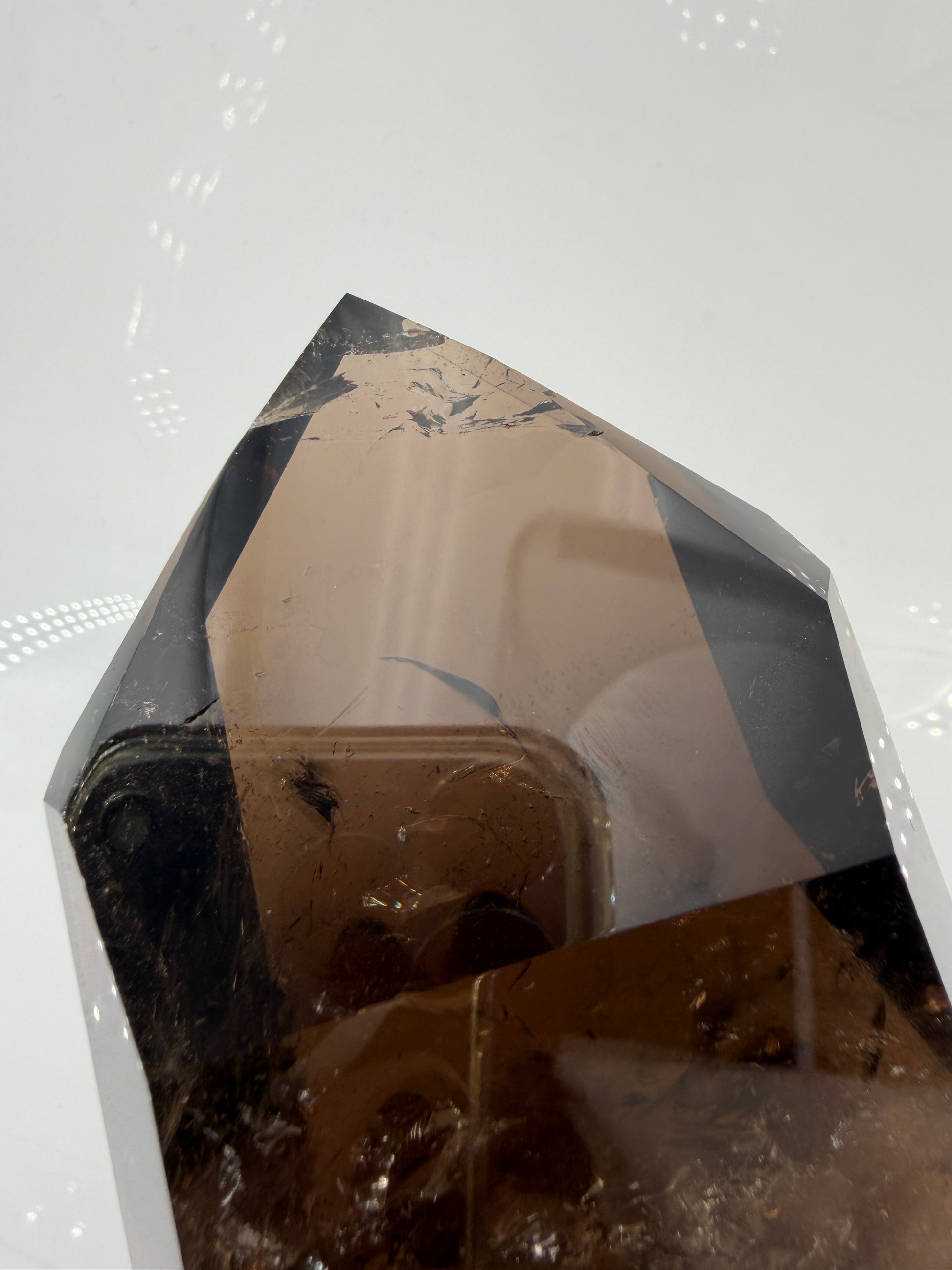 Natürliche Rauchquarz-Spitze aus Brasilien mit brauner Färbung und sichtbaren Kantenmerkmalen (B-Ware).