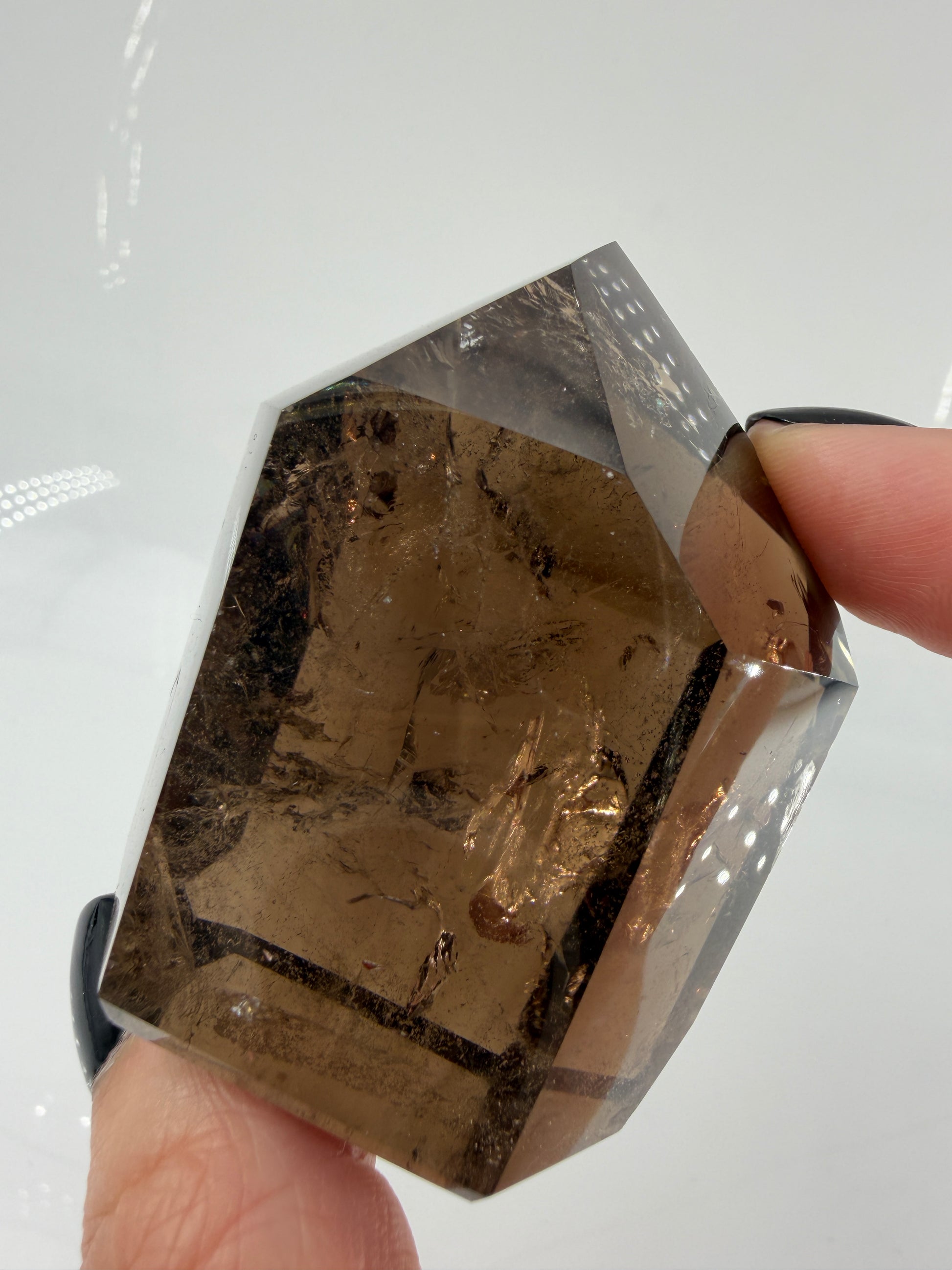 Natürliche Rauchquarz-Spitze aus Brasilien mit brauner Färbung und sichtbaren Kantenmerkmalen (B-Ware).