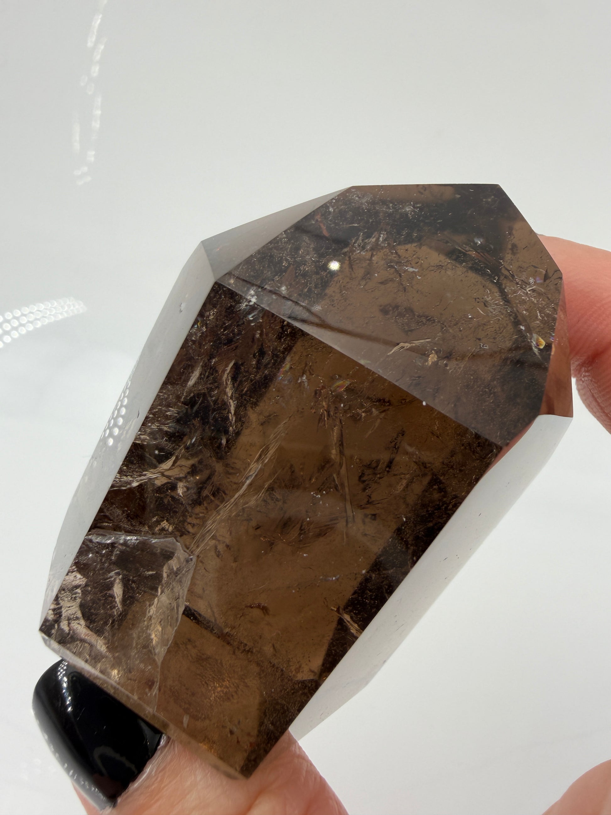 Natürliche Rauchquarz-Spitze aus Brasilien mit brauner Färbung und sichtbaren Kantenmerkmalen (B-Ware).
