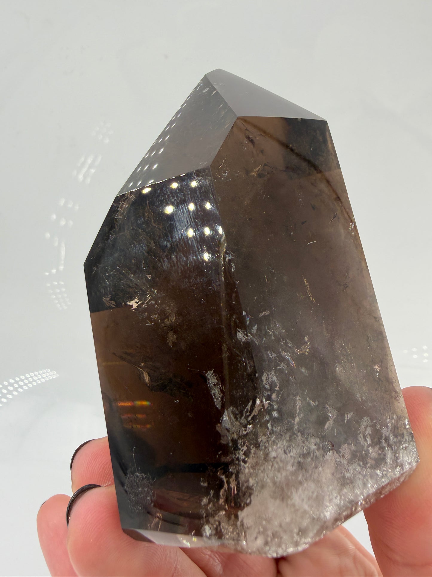 Natürliche Rauchquarz-Spitze aus Brasilien mit brauner Färbung und sichtbaren Kantenmerkmalen (B-Ware).