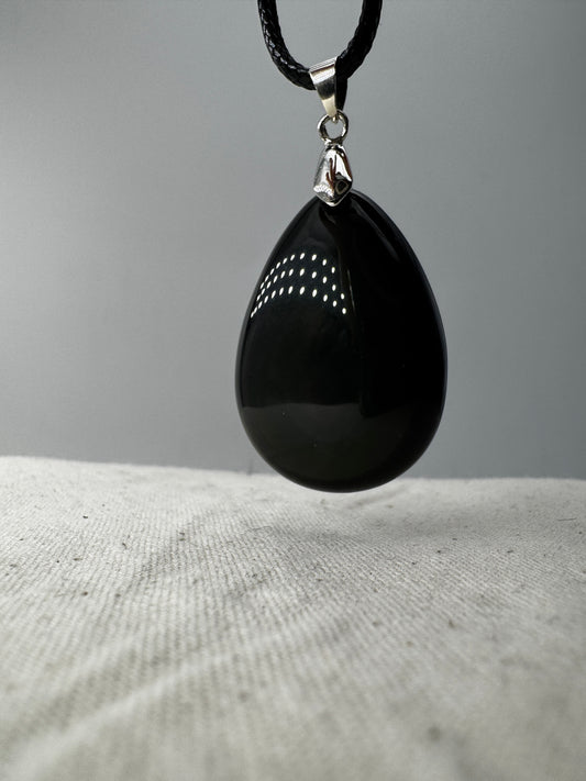 Anhänger aus Regenbogen-Obsidian mit schillerndem Farbenspiel.