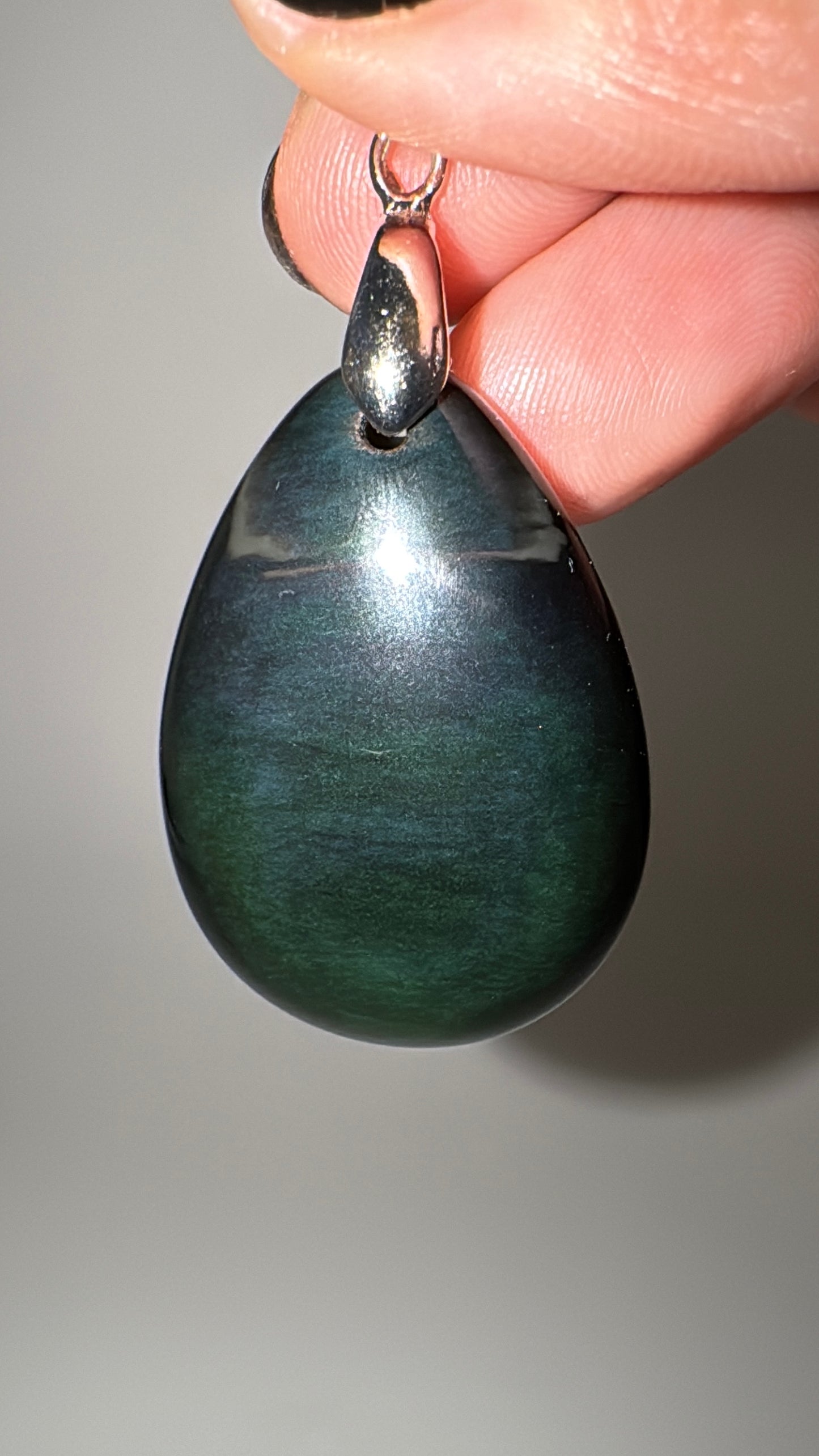 Anhänger aus Regenbogen-Obsidian mit schillerndem Farbenspiel.