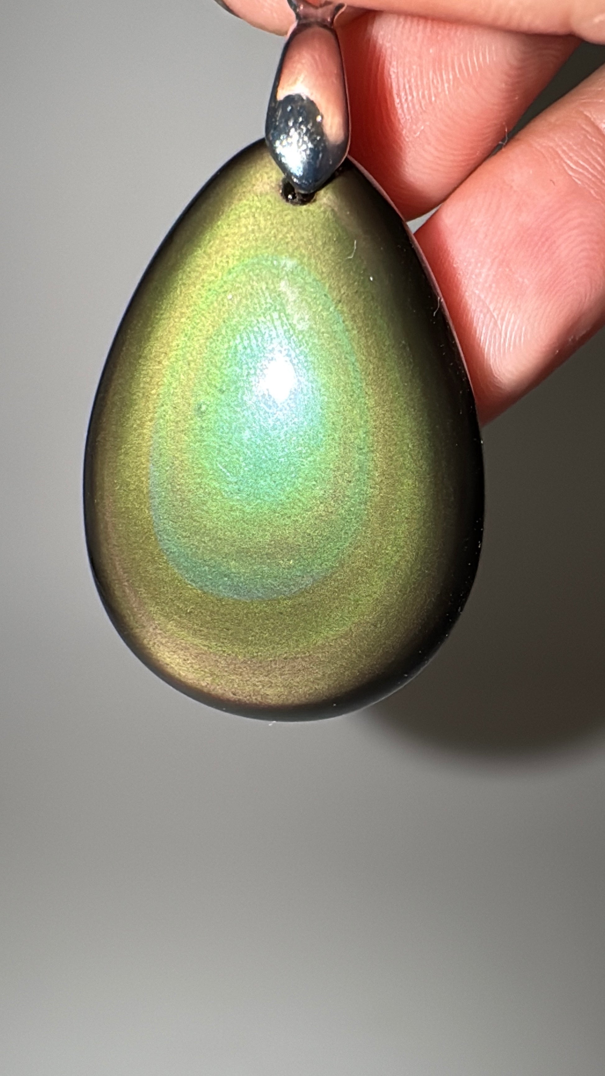 Anhänger aus Regenbogen-Obsidian mit schillerndem Farbenspiel.
