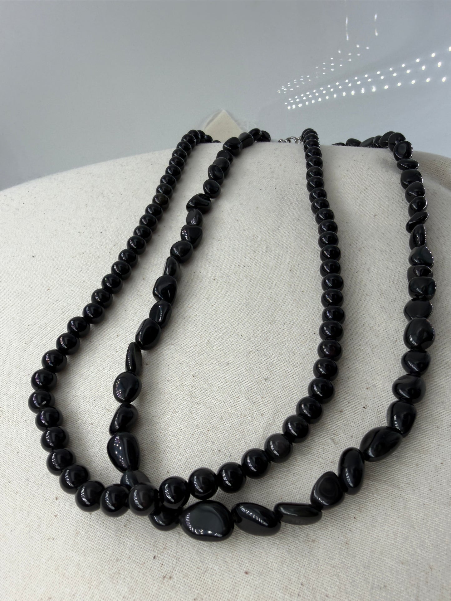 Regenbogenobsidian Kette, 45 cm, mit gleichmäßig geschliffenen 6,6-mm-Perlen oder mit organisch geformten Nuggets aus irisierendem Vulkanglas und Edelstahlverschluss.