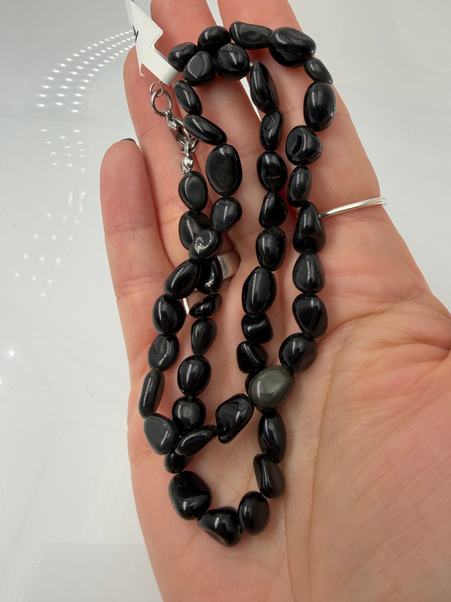 Regenbogenobsidian Kette, 45 cm, mit organisch geformten Nuggets aus irisierendem Vulkanglas und Edelstahlverschluss.