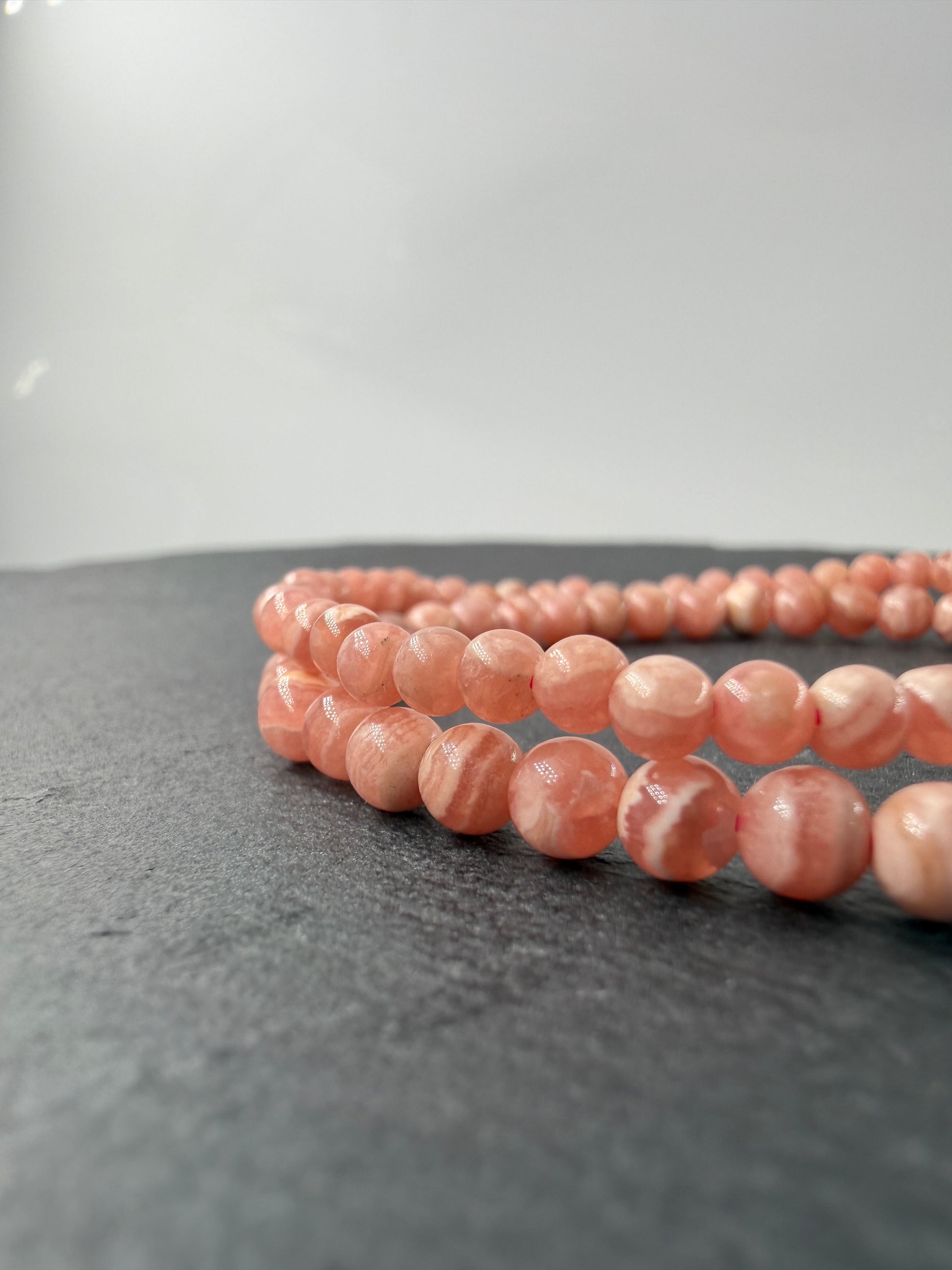 Rhodochrosit Kugelarmband mit charakteristischen rosa Bänderungen – mineralogisches Unikat, Umfang 18 cm