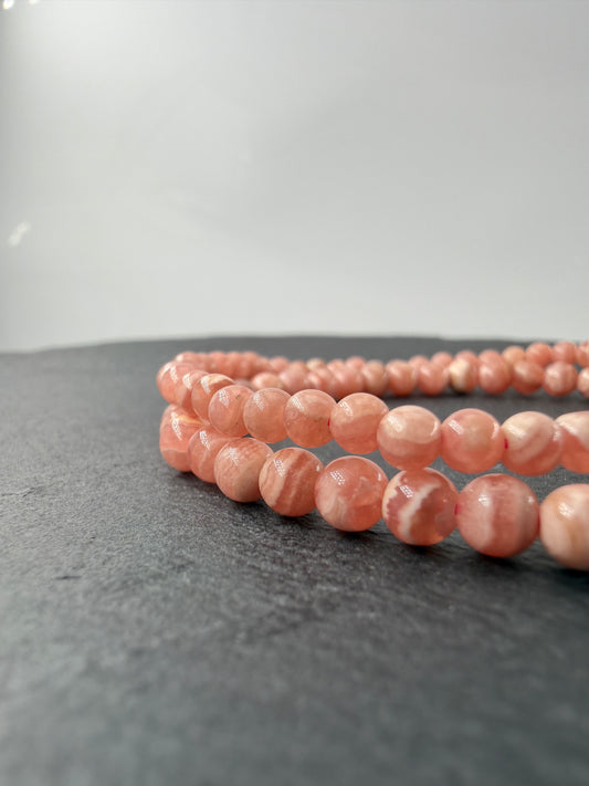 Rhodochrosit Kugelarmband mit charakteristischen rosa Bänderungen – mineralogisches Unikat, Umfang 18 cm
