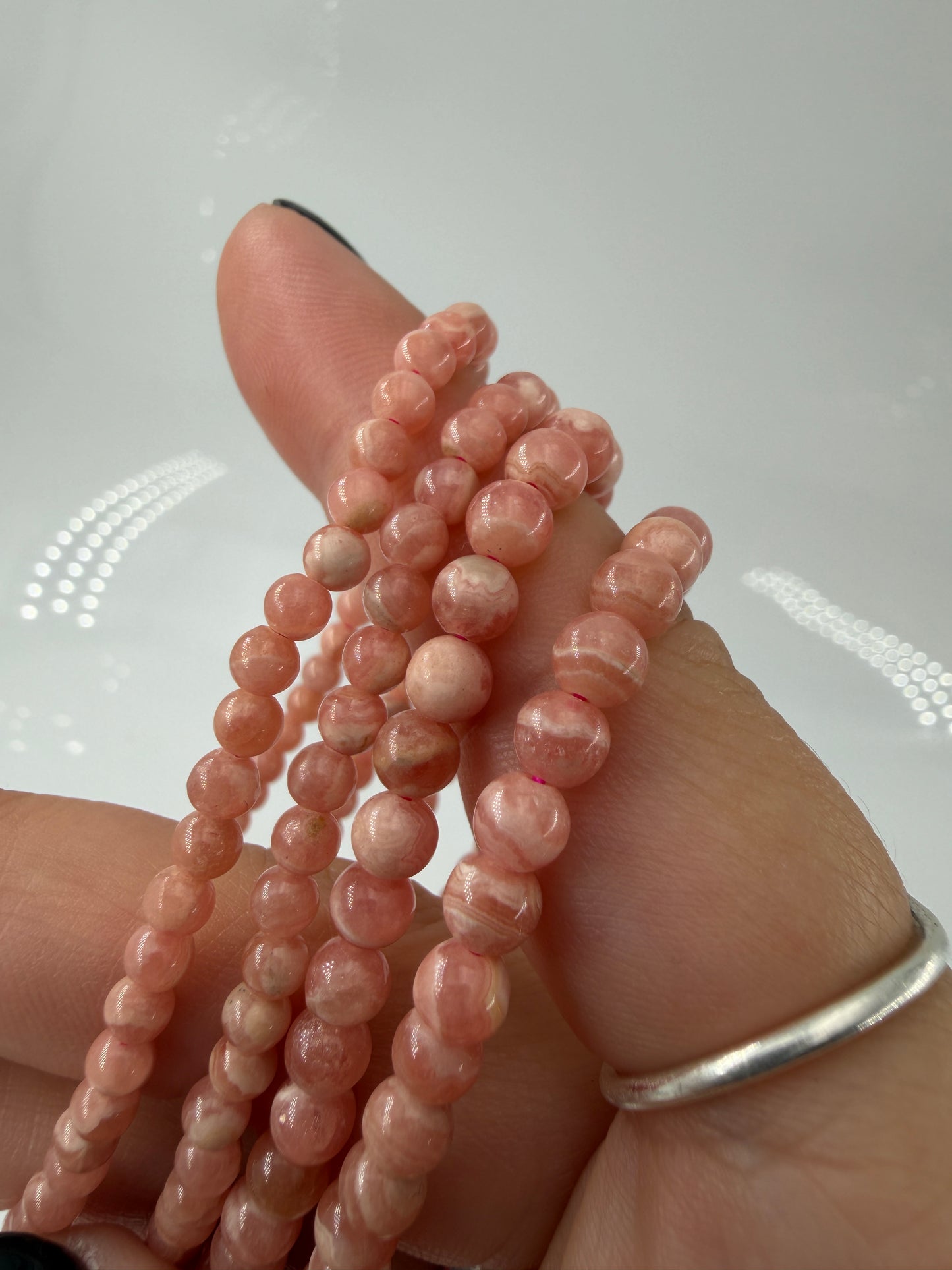Rhodochrosit Kugelarmband mit charakteristischen rosa Bänderungen – mineralogisches Unikat, Umfang 18 cm