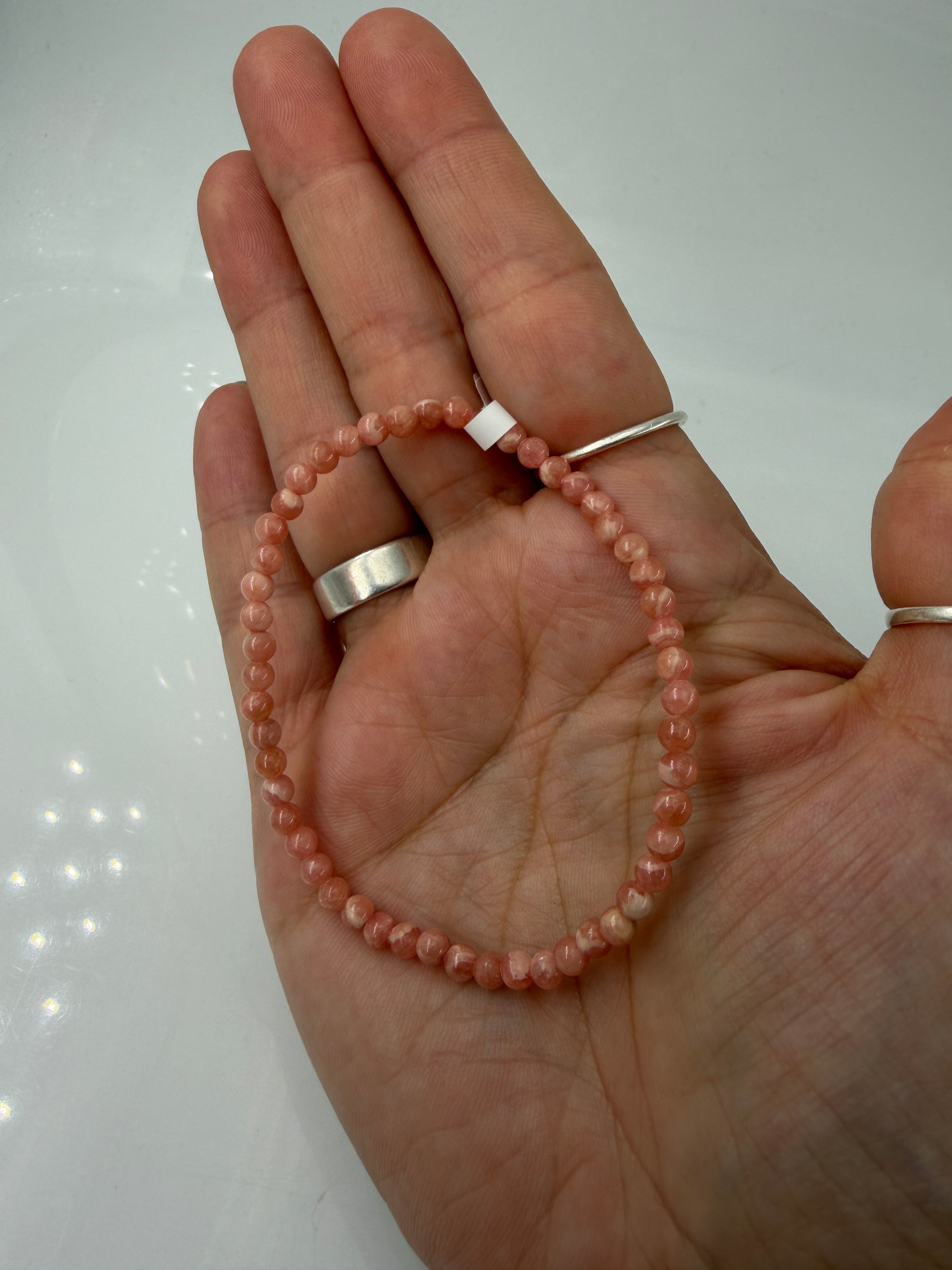 Rhodochrosit Kugelarmband mit charakteristischen rosa Bänderungen – mineralogisches Unikat, Umfang 18 cm